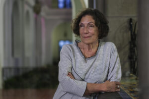 AME384. CIUDAD DE GUATEMALA (GUATEMALA), 24/05/2025.- La periodista mexicana Alma Guillermoprieto posa durante una entrevista con EFE este viernes, en el Palacio Nacional de la Cultura en Ciudad de Guatemala (Guatemala). Guillermoprieto cubrió la revolución sandinista en Nicaragua o la posterior guerra civil en El Salvador, siendo una de las pocas reporteras que narró la masacre de cientos de aldeanos en El Mozote. En aquella época conoció al actual "duunvirato" nicaragüense Daniel Ortega y Rosario Murillo, y cree que hubo "algún proceso de degeneración mental" detrás de su deriva autoritaria. EFE/ Mariano Macz.