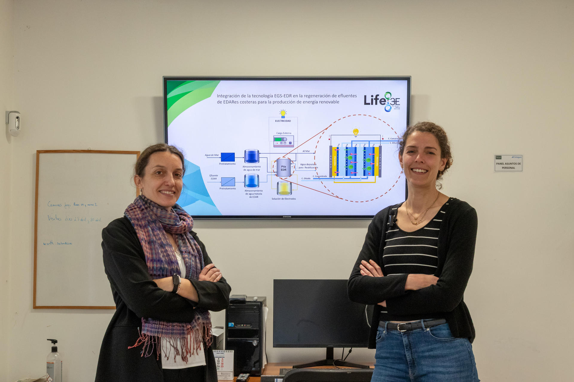 La depuradora de aguas residuales de Comillas (Cantabria) está embarcada en la producción de energía eléctrica a través de un dispositivo o 'pila' que aprovecha las diferencias de gradiente salino entre el agua residual y el agua del mar y que permitirá que la instalación sea autosuficiente. Se trata del proyecto LIFE-3E, una iniciativa de la empresa Mare, del Gobierno de Cantabria, cofinanciada por la Unión Europea, que busca probar la viabilidad de la tecnología usada y su posible replicabilidad en otras instalaciones costeras, tanto depuradoras como desaladoras. Dos de las responsables de la iniciativa en esta depuradora, María Sainz y Elisa Mata, la única en Cantabria que está enterrada en su totalidad, explican, en una entrevista con EFE, el desarrollo del proyecto. EFE/ Javier G. Paradelo