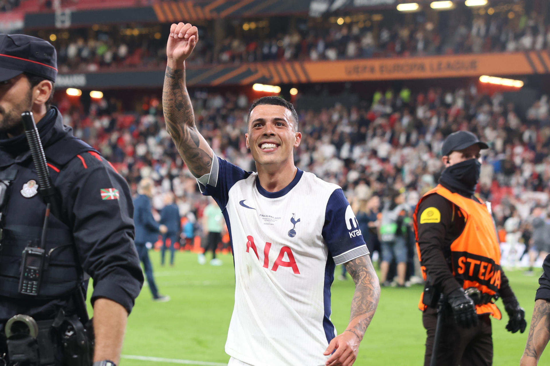 El defensa del Tottenham Pedro Porro celebra el título de la Liga Europa, tras ganar la final que Tottenham Hotspur y Manchester United disputaron este miércoles en el estadio de San Mamés, en Bilbao. EFE/Luis Tejido
