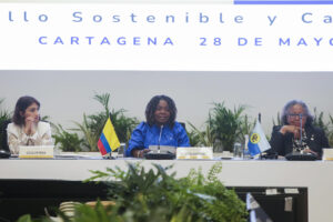 La vicepresidenta de Colombia, Francia Márquez (c); la canciller de Colombia, Laura Sarabia (i), y la secretaria general de la Comunidad del Caribe (Caricom), Carla Barnett, participan en la III Cumbre Ministerial Colombia-Caricom este miércoles, en Cartagena (Colombia). EFE/ Ricardo Maldonado Rozo