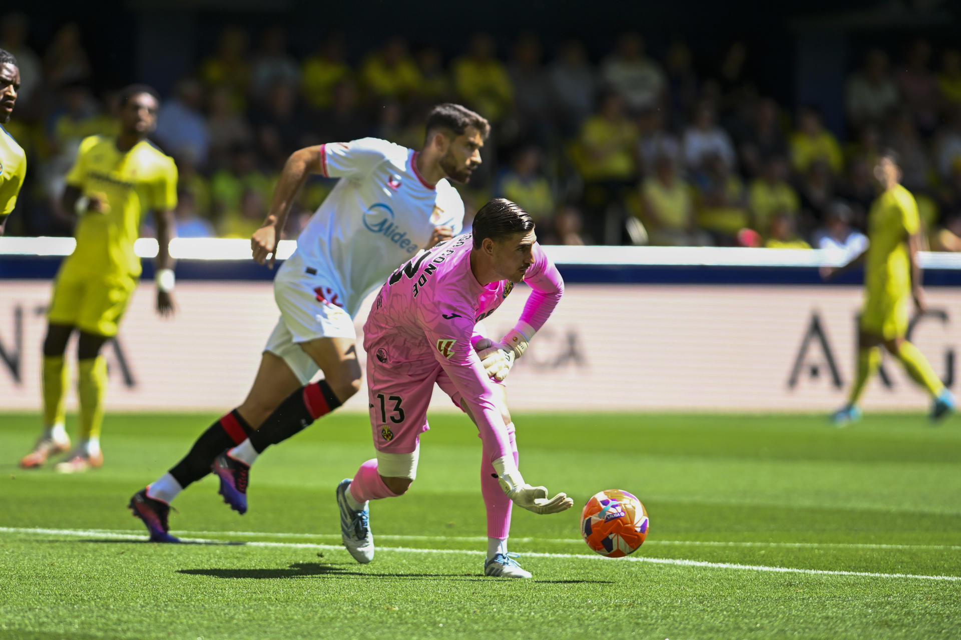 El portero del Villarreal Diego Conde (d) saca desde la portería este domingo, durante el partido de la jornada 38 de LaLiga EA Sports, que Villarreal y Sevilla disputaron en el Estadio de la Cerámica. EFE/ Andreu Esteban