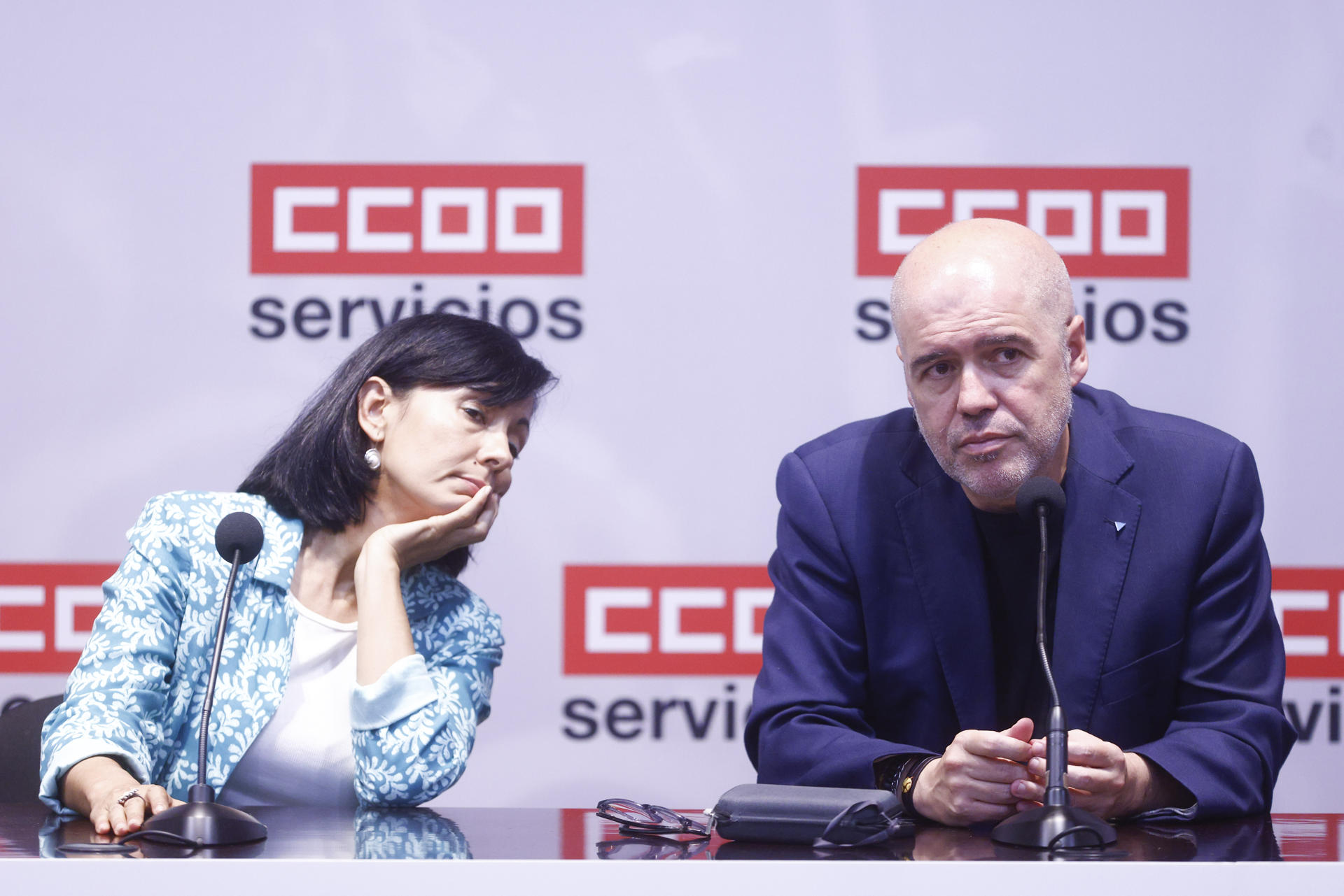 El secretario general de CCOO, Unai Sordo, y la secretaria general del sindicato en Cataluña, Belén López (i), ofrecen una rueda de prensa tras la clausura del IV Congreso Estatal de la Federación de Servicios de Comisiones Obreras. EFE/Quique García