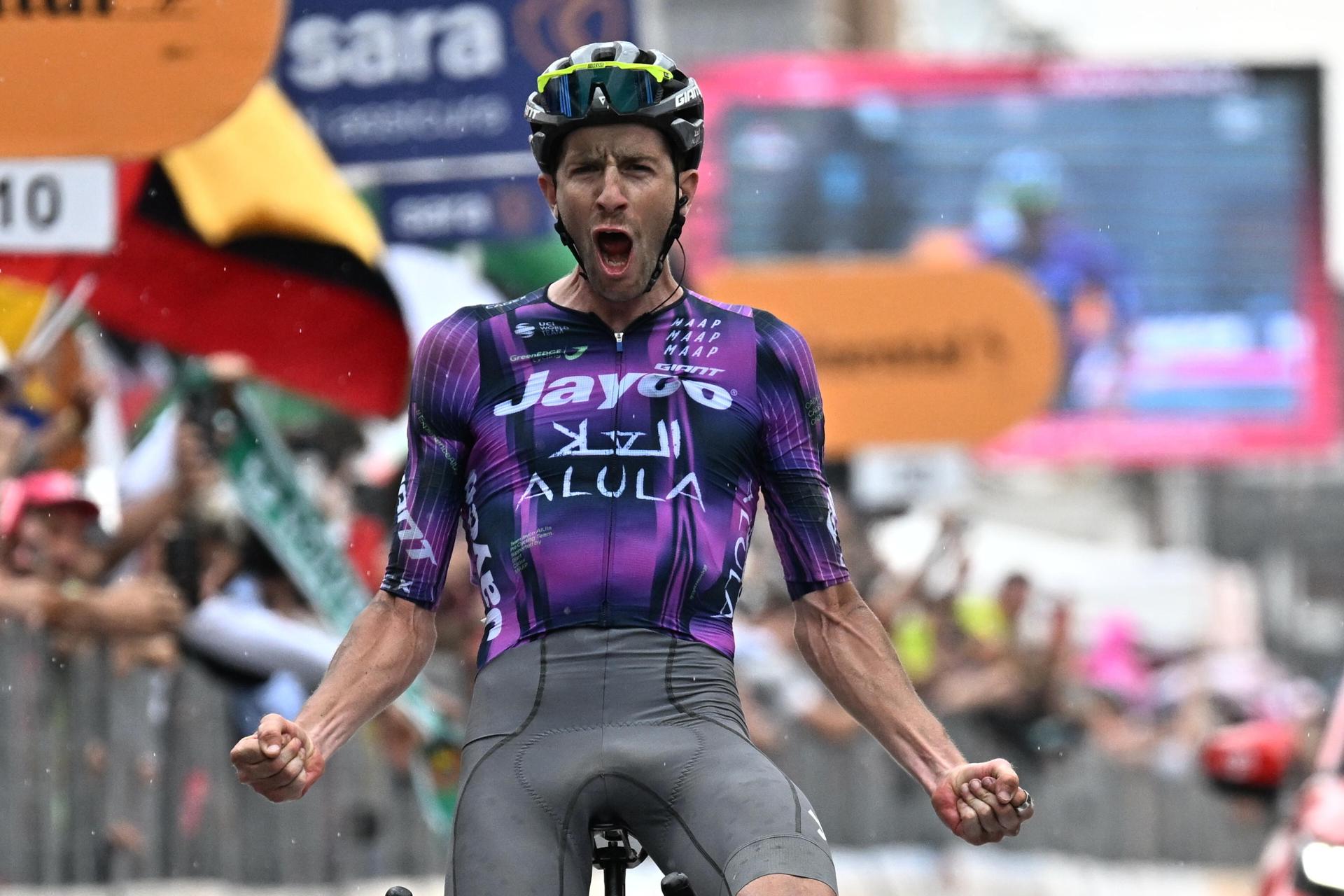 El australiano Chris Harper (Jayco Alula), ganó en solitario Sestriere, Italia. EFE/EPA/LUCA ZENNARO
