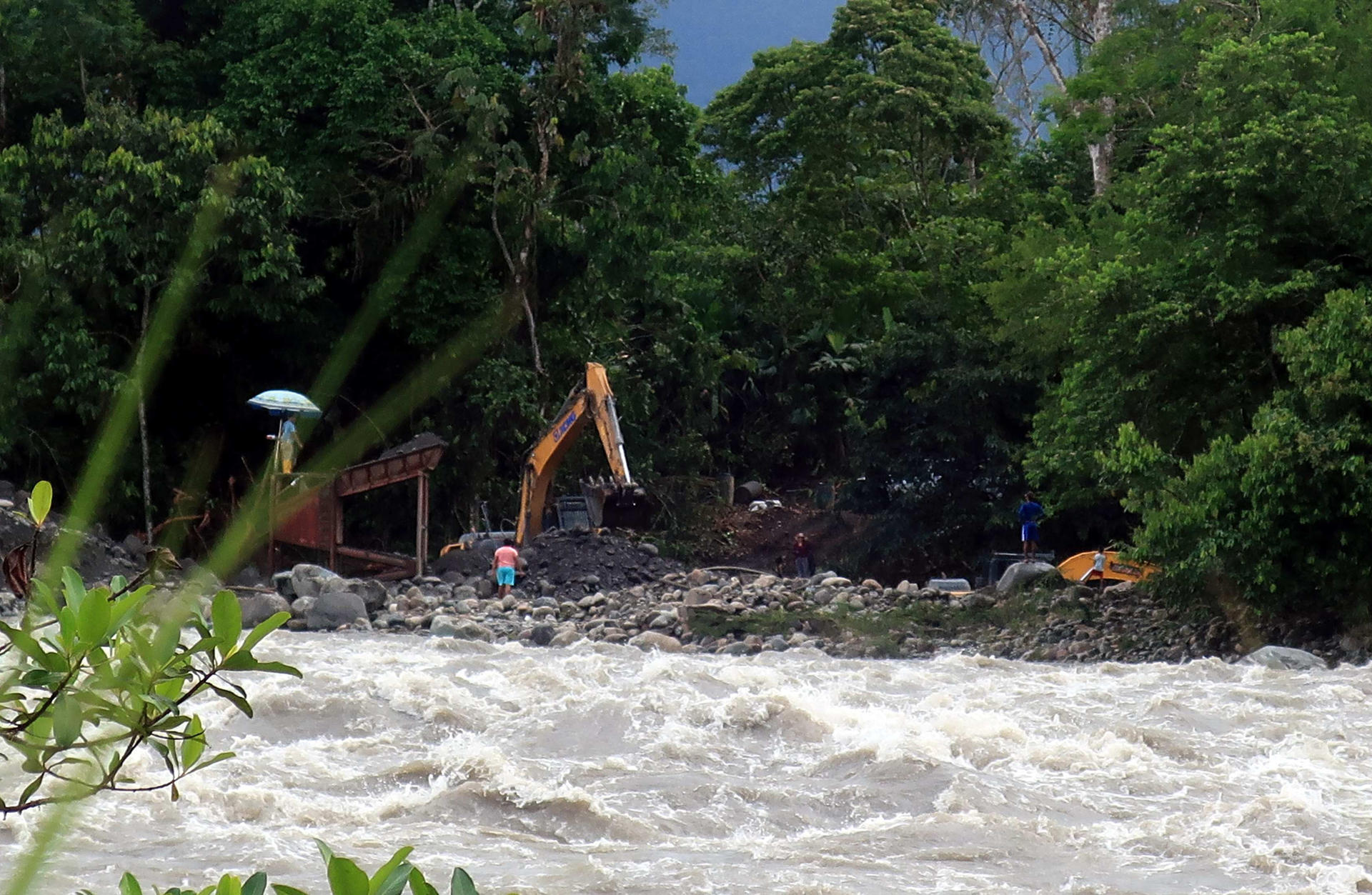 Foto de archivo de una explotación de minería ilegal en Amazonía ecuatoriana. EFE/ Juan Francisco Chávez