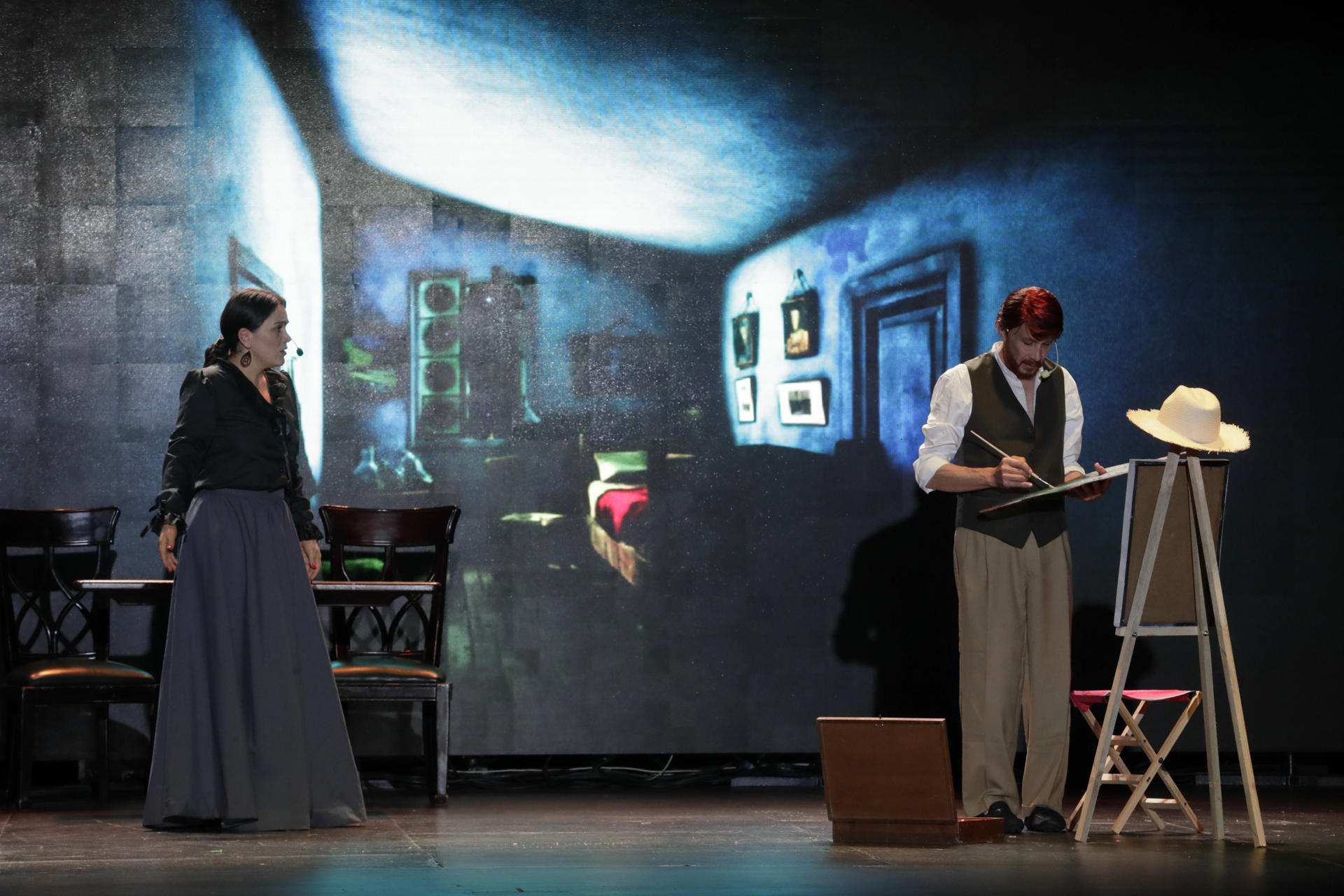 Vista general de una escena de la obra de teatro 'Van Gogh: La Locura del Color', durante una presentación este jueves, 15 de mayo, en el teatro Cassia de Bogotá (Colombia). EFE/Carlos Ortega
