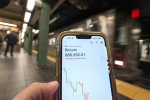 Imagen de archivo de una persona revisando el movimiento de la criptomoneda bitcoin en una aplicación móvil en Nueva York (EE. UU.). EFE/ Ángel Colmenares