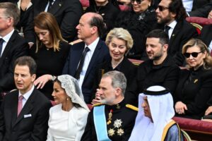 La presidenta de la Comisión Europea, Ursula von der Leyen (c), la presidenta del Parlamento Europeo, Roberta Metsola (i), el presidente ucraniano, Volodímir Zelenski (2d) con su esposa Olena (d); delante de ellos, los reyes de España, Felipe VI y Letizia, durante la misa de inicio de pontificado del recién elegido papa León XIV, en la Plaza de San Pedro, en la Ciudad del Vaticano, el 18 de mayo de 2025. EFE/EPA/DAREK DELMANOWICZ POLAND OUT