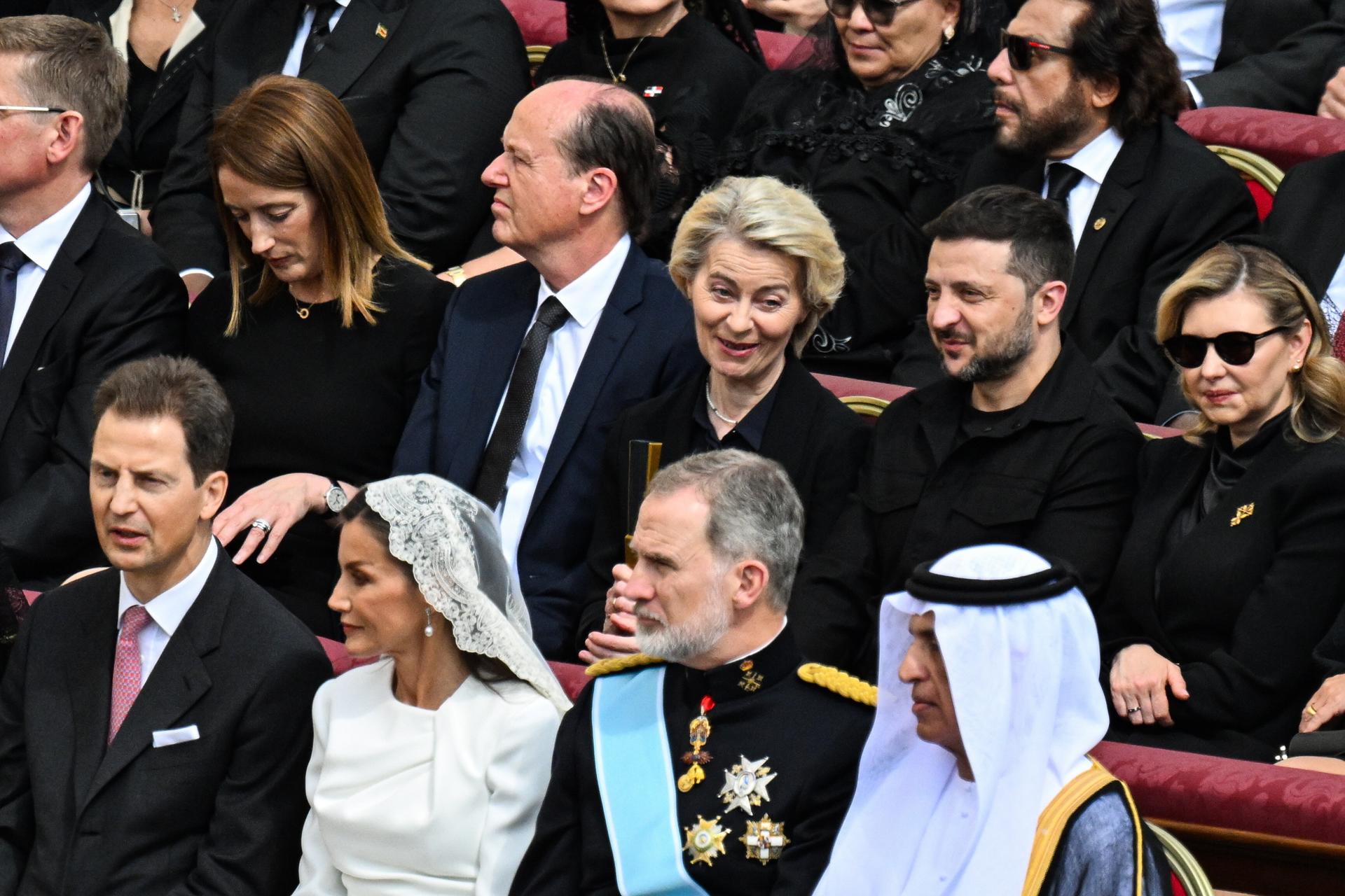 La presidenta de la Comisión Europea, Ursula von der Leyen (c), la presidenta del Parlamento Europeo, Roberta Metsola (i), el presidente ucraniano, Volodímir Zelenski (2d) con su esposa Olena (d); delante de ellos, los reyes de España, Felipe VI y Letizia, durante la misa de inicio de pontificado del recién elegido papa León XIV, en la Plaza de San Pedro, en la Ciudad del Vaticano, el 18 de mayo de 2025. EFE/EPA/DAREK DELMANOWICZ POLAND OUT