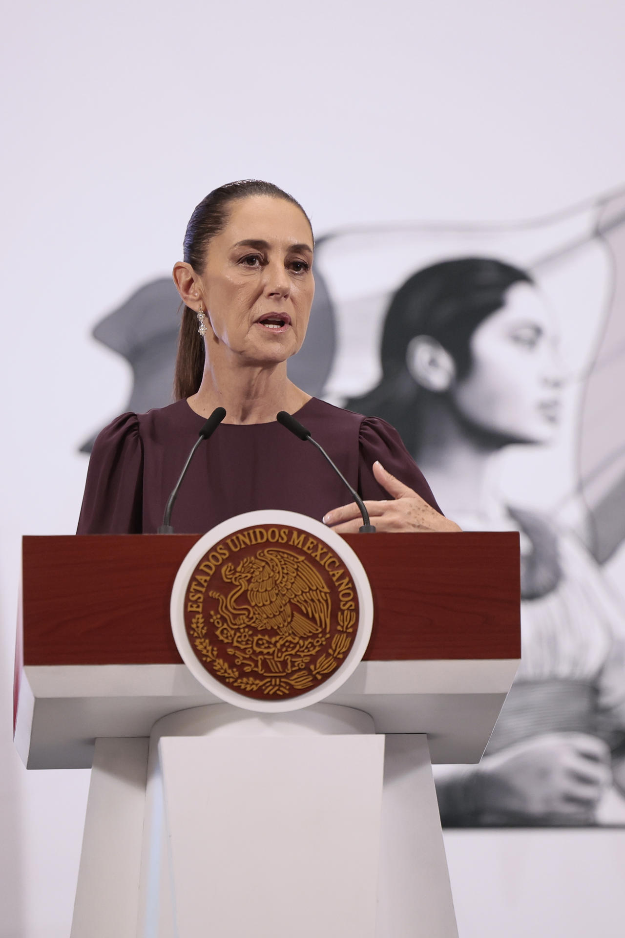 La presidenta de México, Claudia Sheinbaum, habla durante su rueda de prensa este jueves, en Palacio Nacional en Ciudad de México (México). EFE/José Méndez