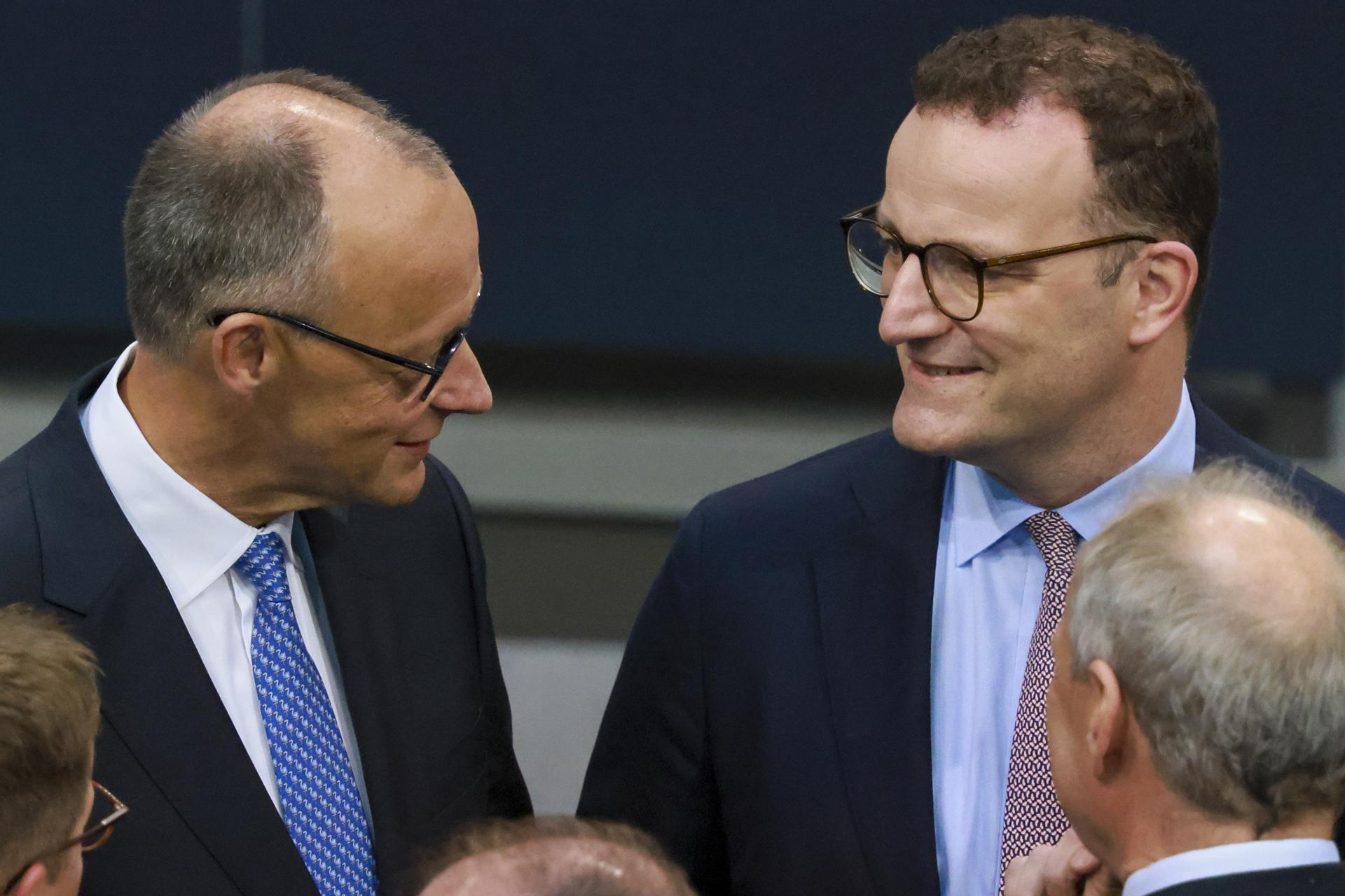 El canciller alemán designado Friedrich Merz (I) y el recién elegido líder de la fracción de la CDU Jens Spahn (D) asisten a la elección del canciller alemán en el Bundestag en Berlín, el 6 de mayo de 2025. EFE/EPA/HANNIBAL HANSCHKE