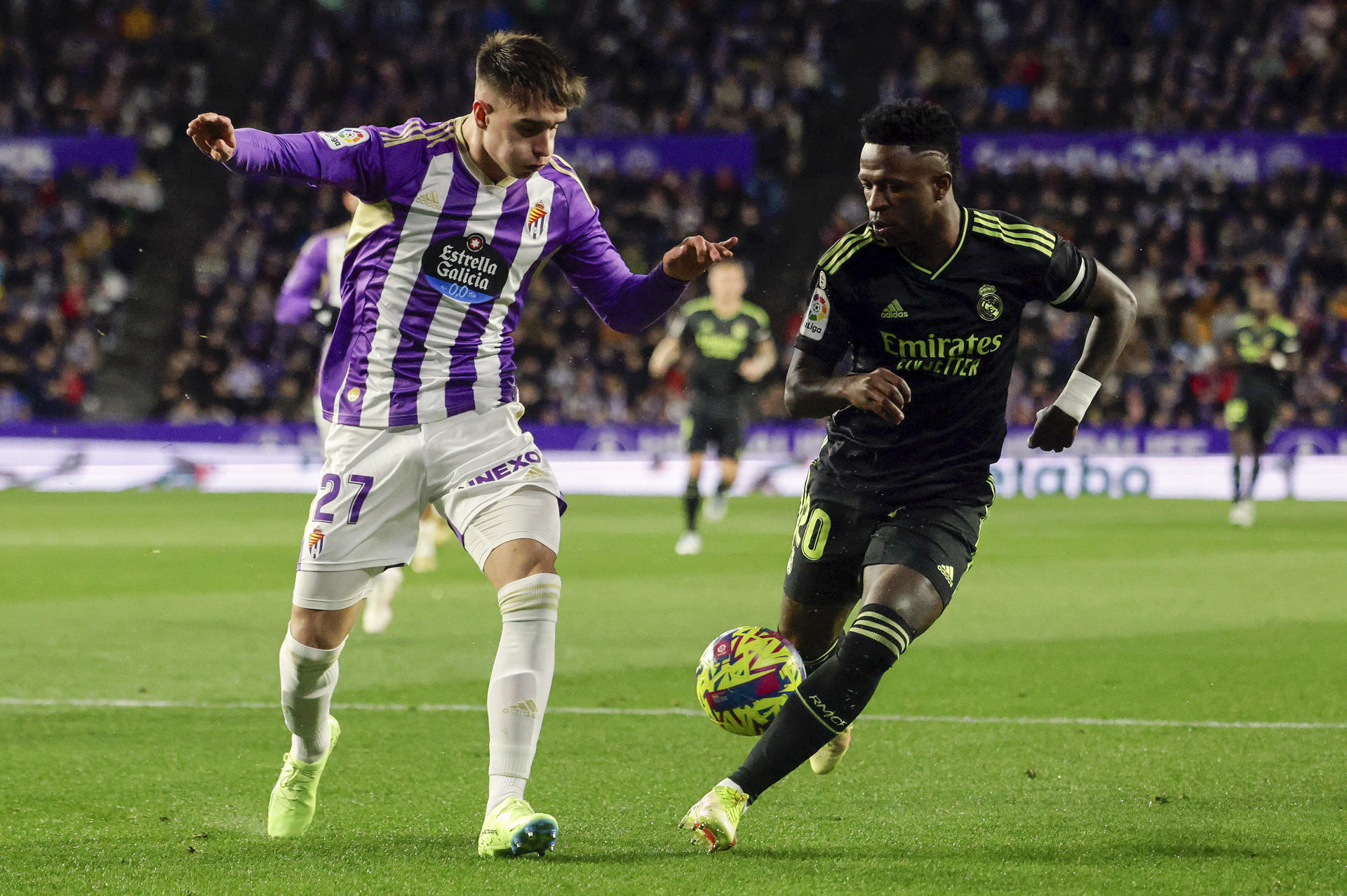 El defensa del Valladolid Iván Fresneda (i) pelea un balón con Vinicius Junior, del Real Madrid, durante el partido de Liga en Primera División que disputaron en el estadio José Zorrilla, en Valladolid. EFE/R. García