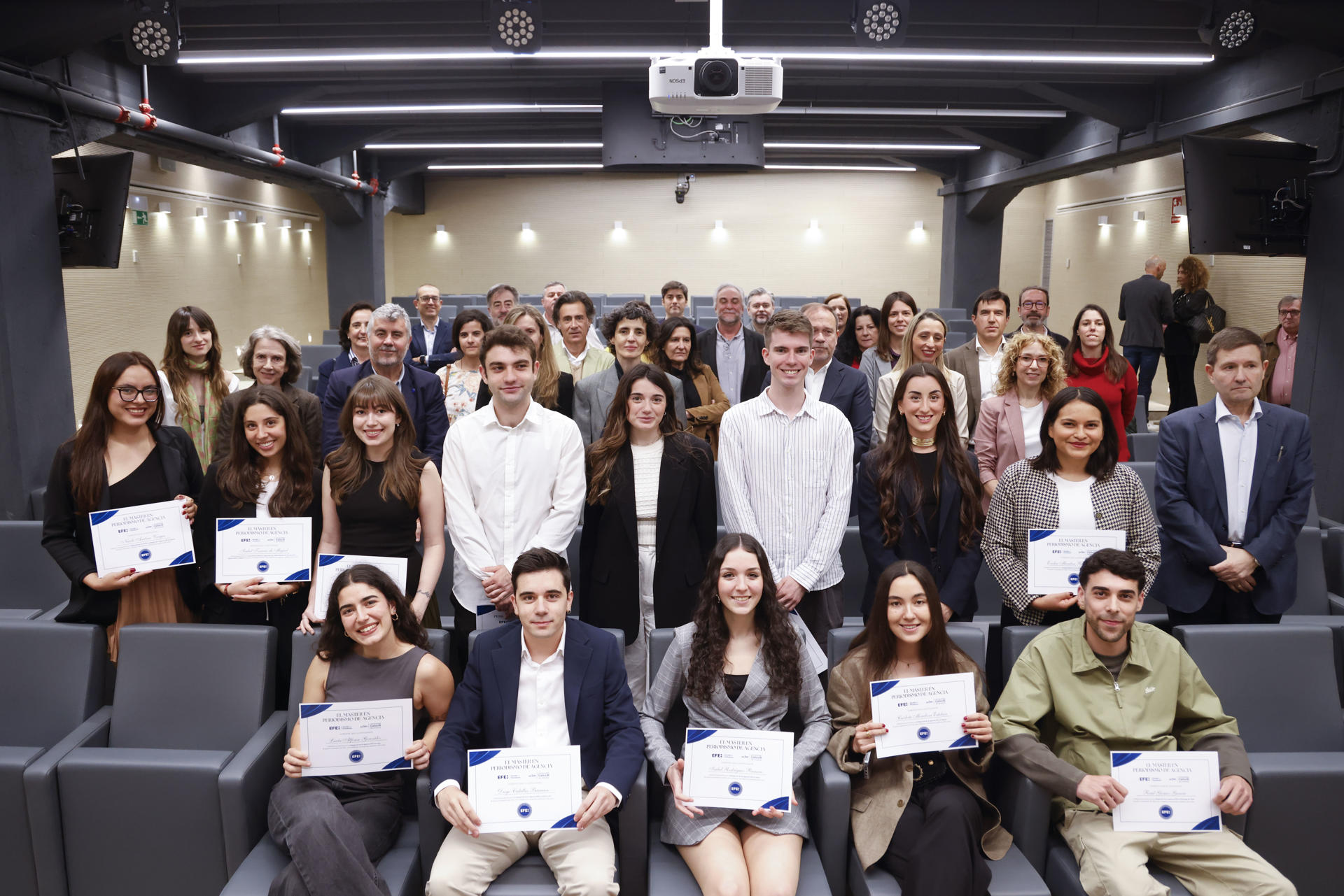 Alumnos posan durante el acto de clausura del Máster de la Agencia EFE, este lunes en la Universidad Carlos III, en Madrid. EFE/ Blanca Millez