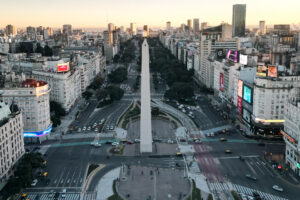 Fotografía de archivo que muestra la avenida 9 de julio y el Obelisco en Buenos Aires (Argentina). EFE/Juan Ignacio Roncoroni