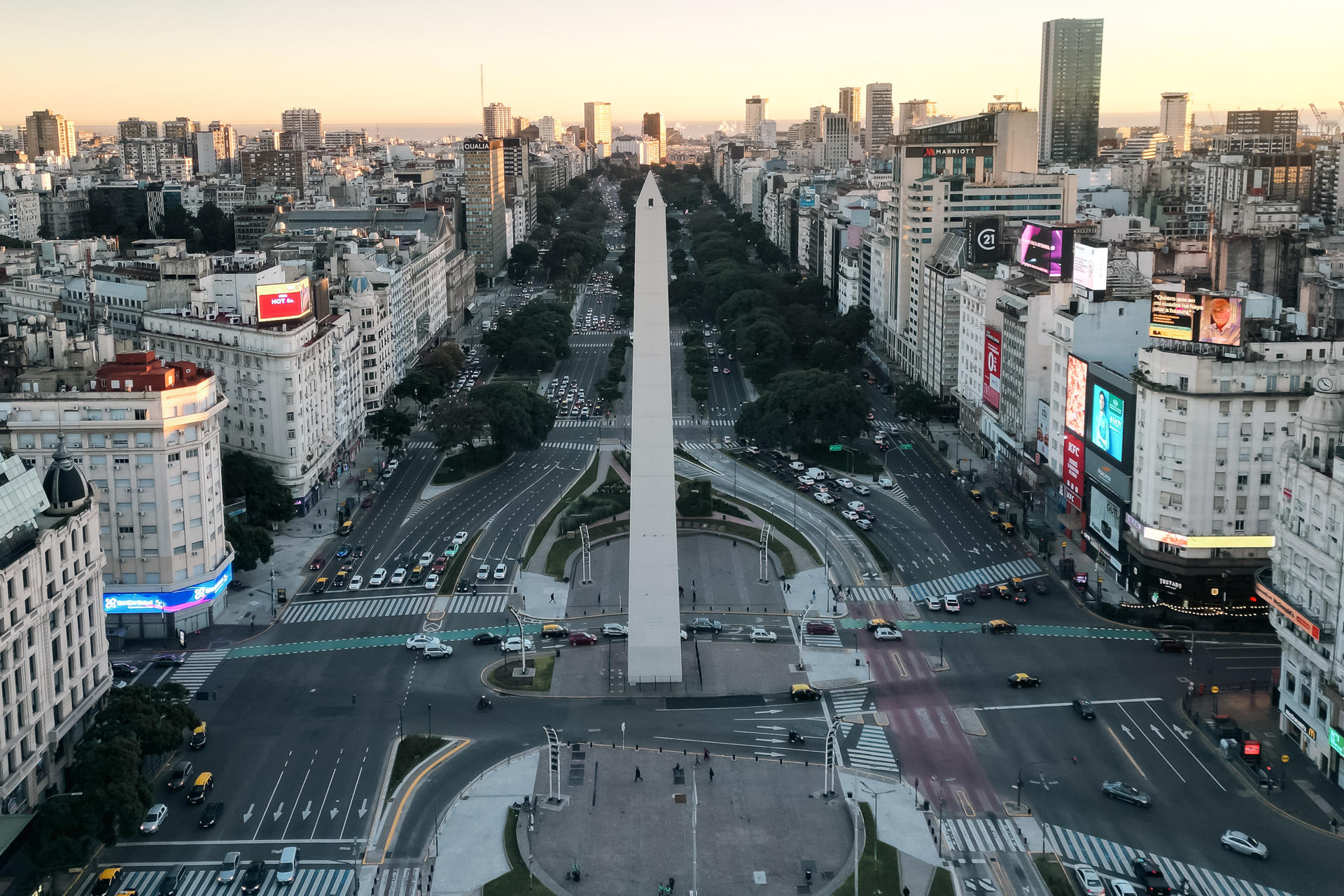Fotografía de archivo que muestra la avenida 9 de julio y el Obelisco en Buenos Aires (Argentina). EFE/Juan Ignacio Roncoroni