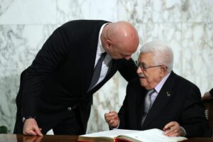 El presidente palestino, Mahmoud Abbas (derecha), habla con el presidente libanés, Joseph Aoun, mientras firma el libro de visitas en el palacio presidencial de Baabda, cerca de Beirut, Líbano, el 21 de mayo de 2025. Abbas llegó a Beirut para una visita oficial de tres días para reunirse con funcionarios libaneses, así como para discutir temas relacionados con los campos de refugiados palestinos. (Líbano) EFE/EPA/WAEL HAMZEH