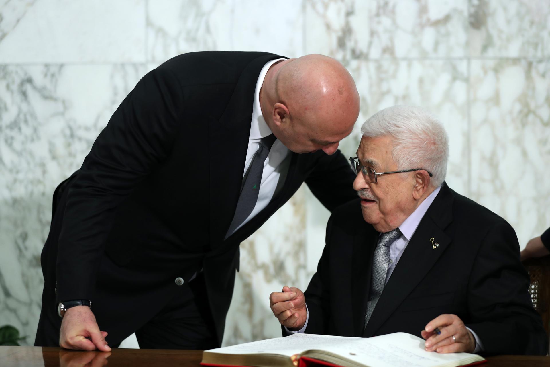 El presidente palestino, Mahmoud Abbas (derecha), habla con el presidente libanés, Joseph Aoun, mientras firma el libro de visitas en el palacio presidencial de Baabda, cerca de Beirut, Líbano, el 21 de mayo de 2025. Abbas llegó a Beirut para una visita oficial de tres días para reunirse con funcionarios libaneses, así como para discutir temas relacionados con los campos de refugiados palestinos. (Líbano) EFE/EPA/WAEL HAMZEH