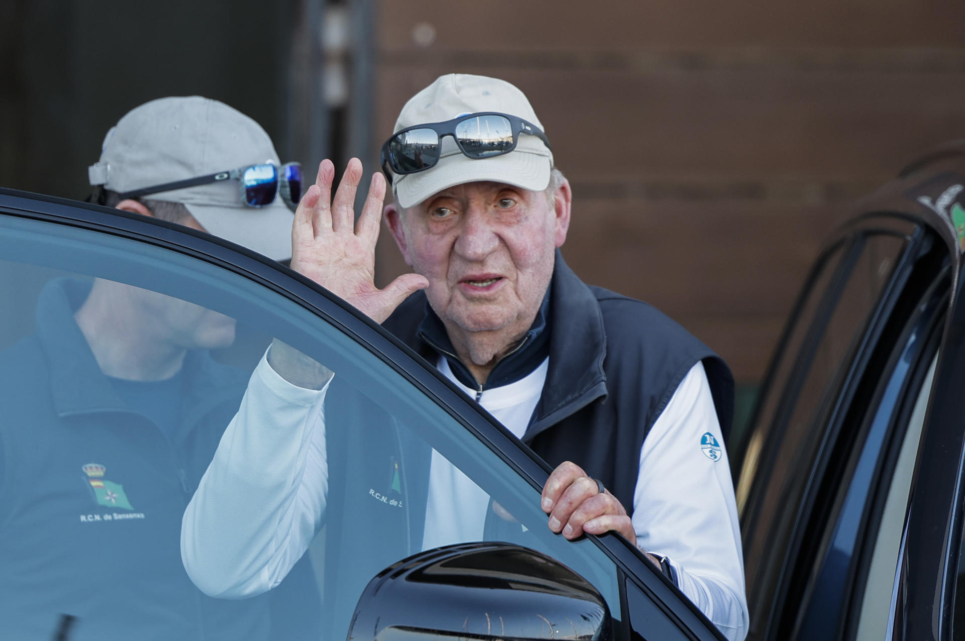 El rey Juan Carlos I a la salida del Club Náutico de Sanxenxo tras salir a navegar con Pedro Campos en lancha semirrígida ‘Cristina’ este viernes por la ría de Pontevedra, donde esta tarde ha arrancado la tercera jornada de la Liga Española de la clase 6 metros. EFE/Lavandeira