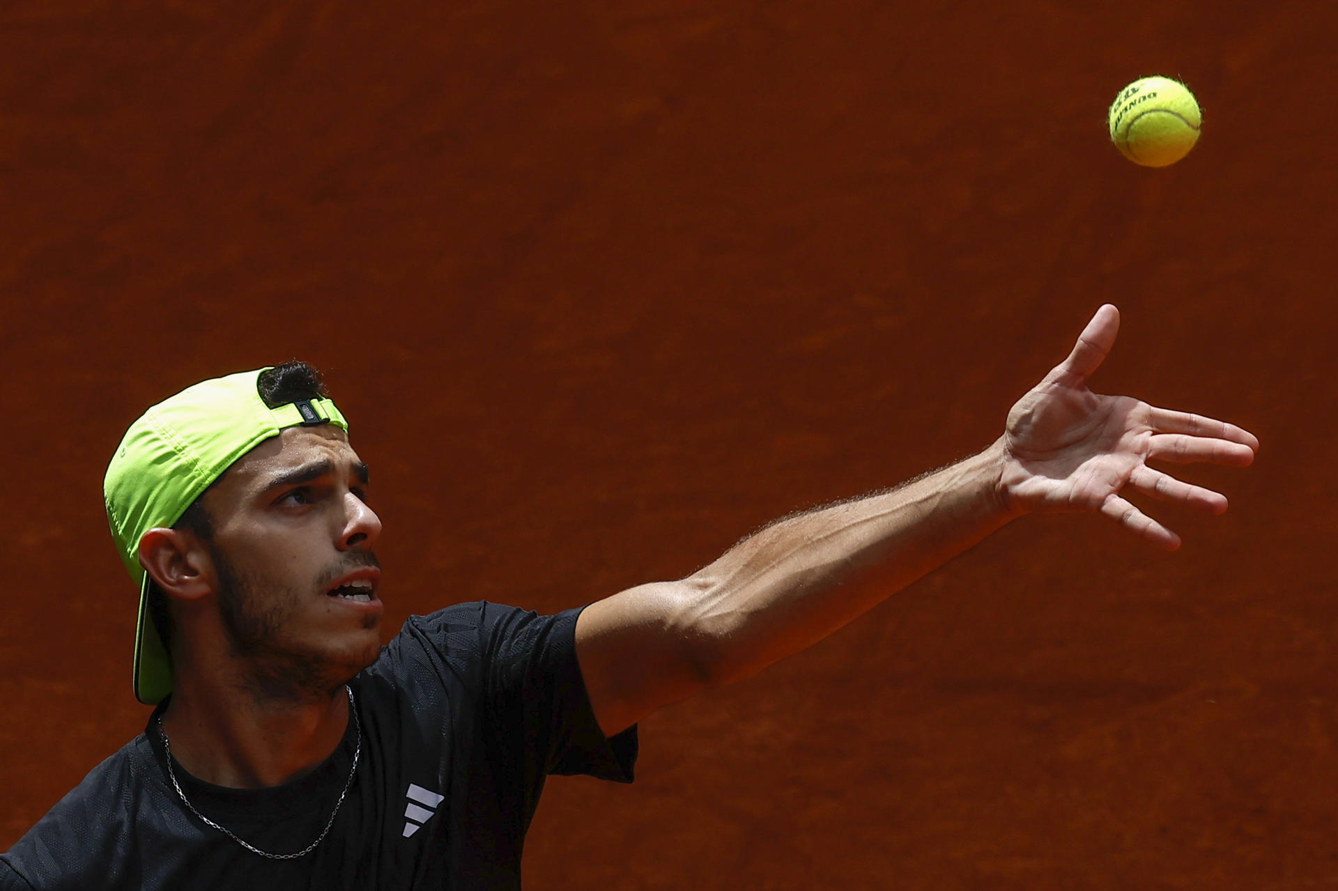 El tenista argentino Francisco Cerundolo sirve la bola contra el checo Jakub Mensik durante su partido de cuartos de final del Mutua Madrid Open de tenis disputado este jueves en la Caja Mágica, en Madrid. EFE/ Chema Moya