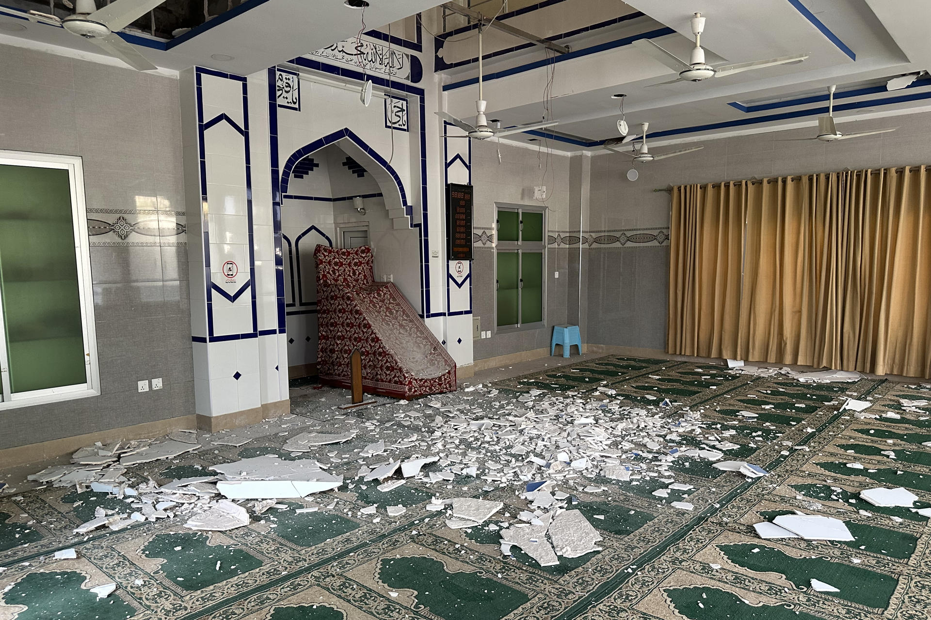 KOTLI, 08/05/2025.- Efectos del ataque indio de este miércoles contra supuesta infraestructura terrorista en Pakistán, pero que Islamabad denunció que afectó a zonas civiles. Cientos de familias han abandonado sus hogares en la volátil Cachemira administrada por la India tras el aumento de hostilidades entre India y Pakistán, marcado por el fuego cruzado en la frontera de facto entre ambos países, que ha dado lugar a la muerte de más de una decena de civiles en suelo indio. EFE/Amjad Ali