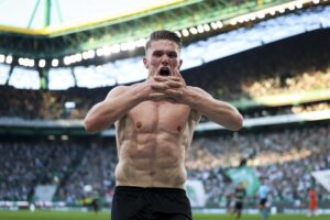 El delantero sueco del Sporting CP Viktor Gyokeres celebra el 2-0 que ha dado el título al Sporting en Lisboa, Portugal. EFE/EPA/FILIPE AMORIM