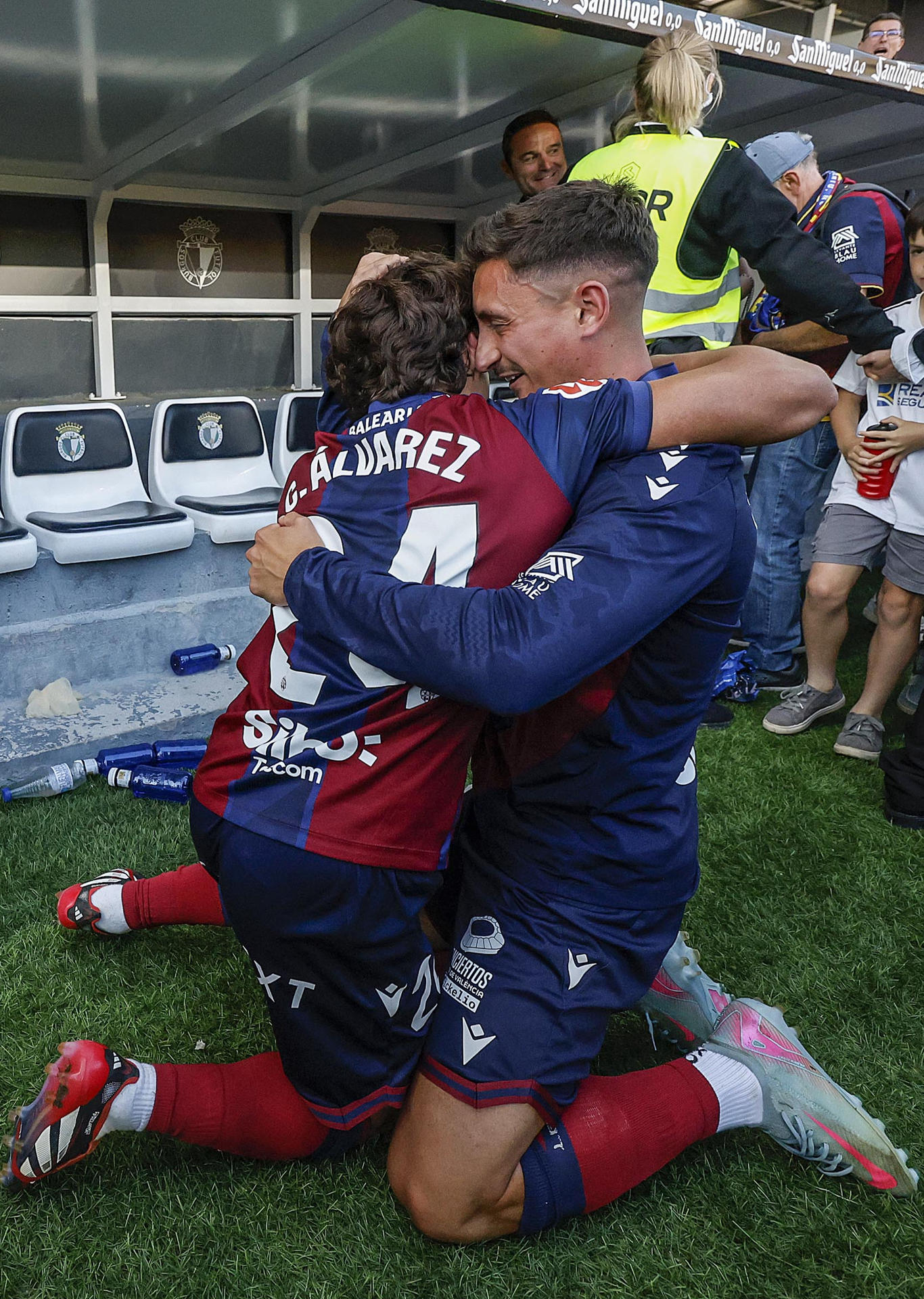 Los jugadores del Levante Pablo Martínez y Carlos Álvarez celebran el ascenso a Primera División tras ganar al Burgos CF en el partido de LaLiga Hypermotion celebrado en el Estadio Municipal El Plantío de Burgos. EFE/Santi Otero