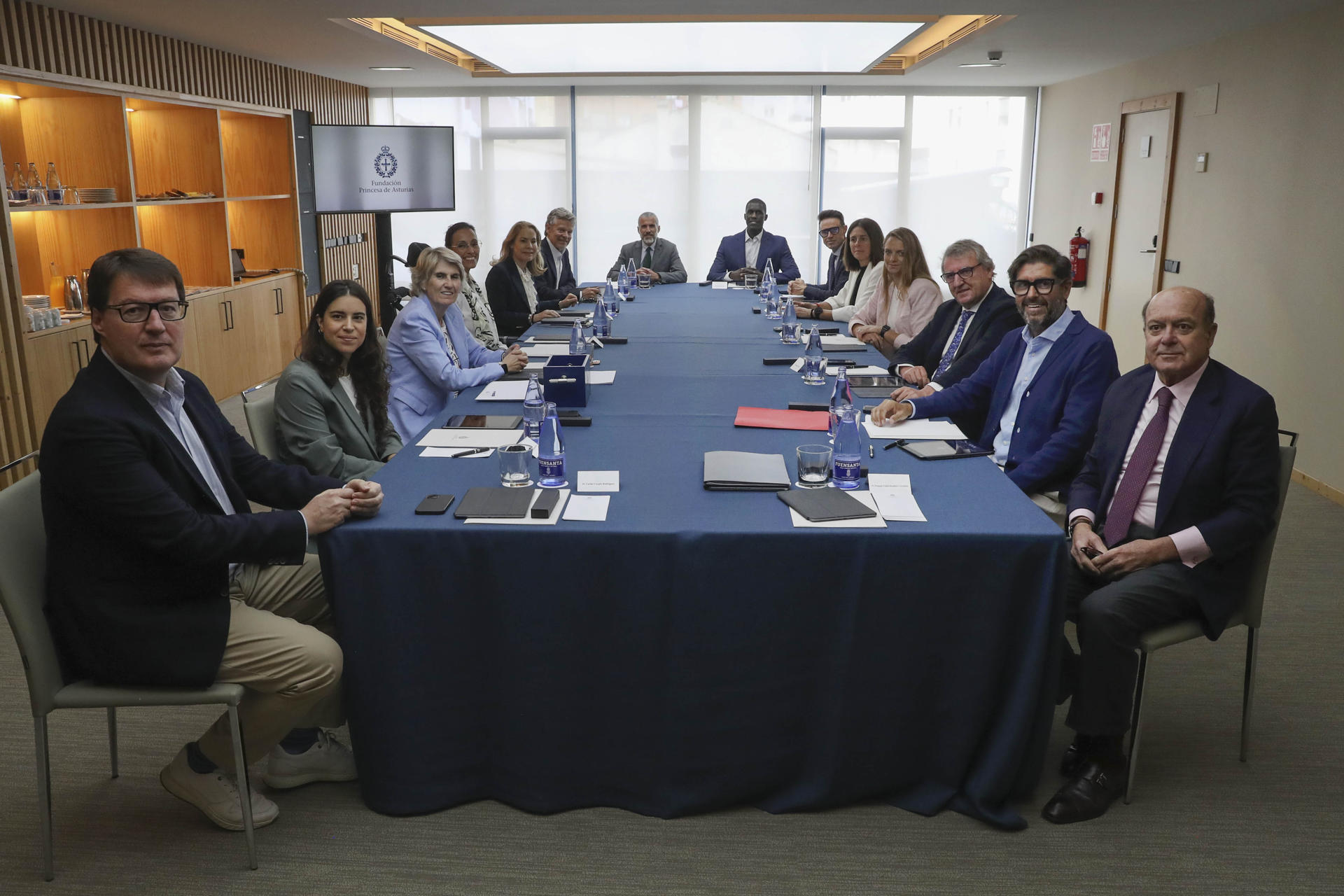 El jurado del Premio Princesa de Asturias de los Deportes 2025, presidido por la nadadora Teresa Perales (4i), ha comenzado a deliberar en Oviedo entre las treinta candidaturas de trece nacionalidades que optan al galardón. EFE/J.L. Cereijido