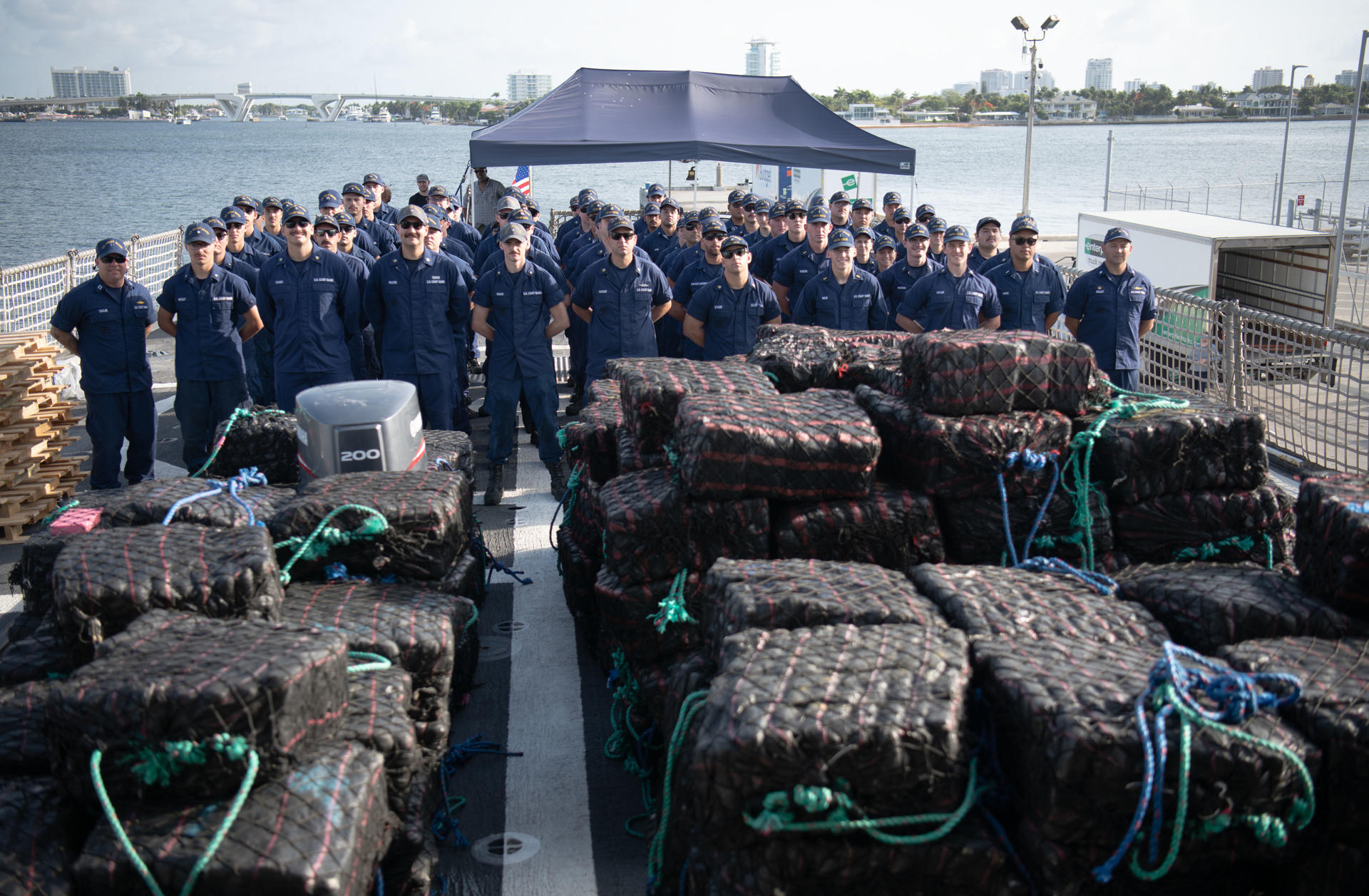 La Guardia Costera de EE.UU. (USCG, en inglés) informó la incautación de alrededor de 12.800 kilos de cocaína, con un valor estimado de 211,3 millones de dólares en las calles, como resultado de cuatro interdicciones realizadas en el Pacífico Oriental. EFE/Diana Sherbs/Guardia Costera de EE.UU.