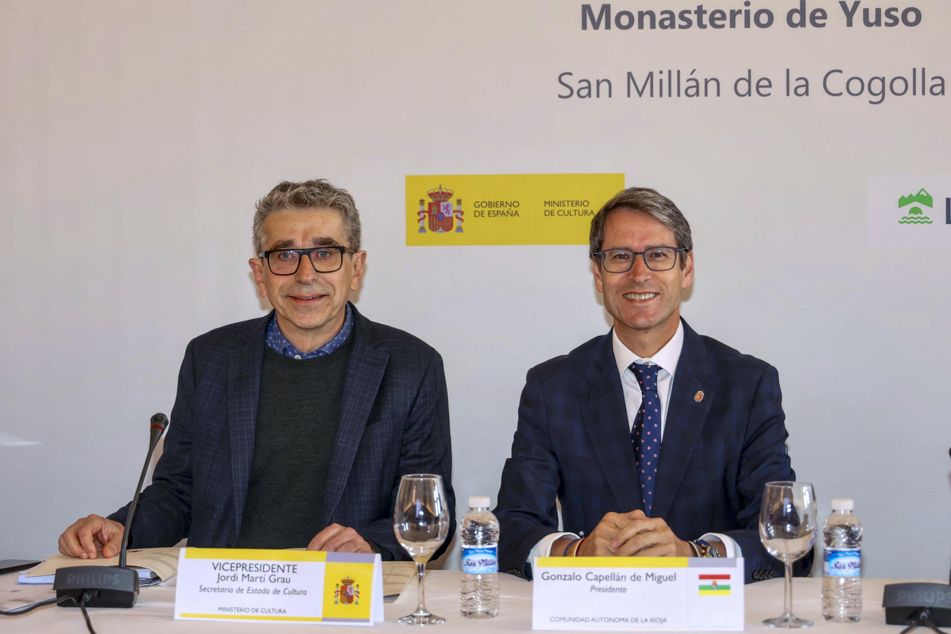 El presidente del Gobierno de La Rioja, Gonzalo Capellán (d), participa en la inauguración del XXXVII Pleno de la Conferencia Sectorial de Cultura, en la que participa el secretario de Estado de Cultura, Jordi Martí Grau (izq), entre otros consejeros, este miércoles en el Monasterio de Yuso en San Millán de la Cogolla. EFE/Raquel Manzanares
