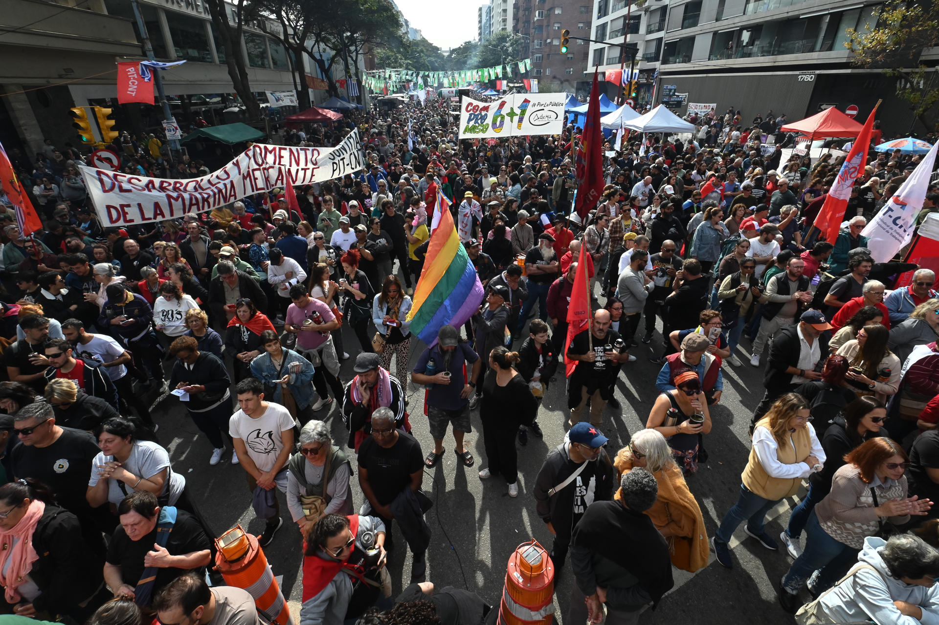 Cientos de trabajadores uruguayos fueron captados este jueves, 1 de mayor, durante los actos por el Día Internacional del Trabajo, en Montevideo (Uruguay). EFE/Federico Gutiérrez