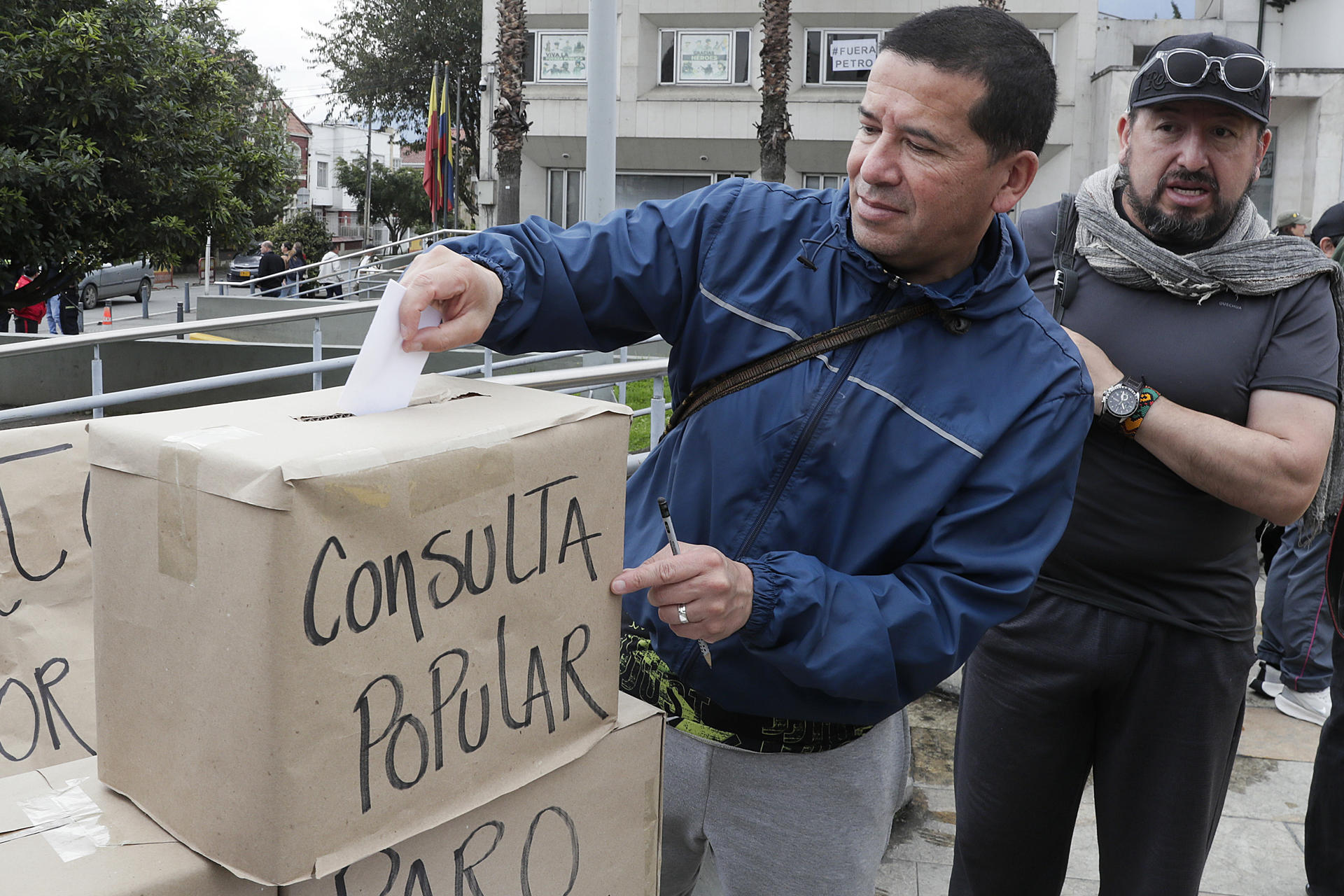 Personas participan en una manifestación en apoyo al presidente de Colombia, Gustavo Petro, este domingo en la Plazoleta del Concejo, en Bogotá (Colombia). EFE/ Carlos Ortega