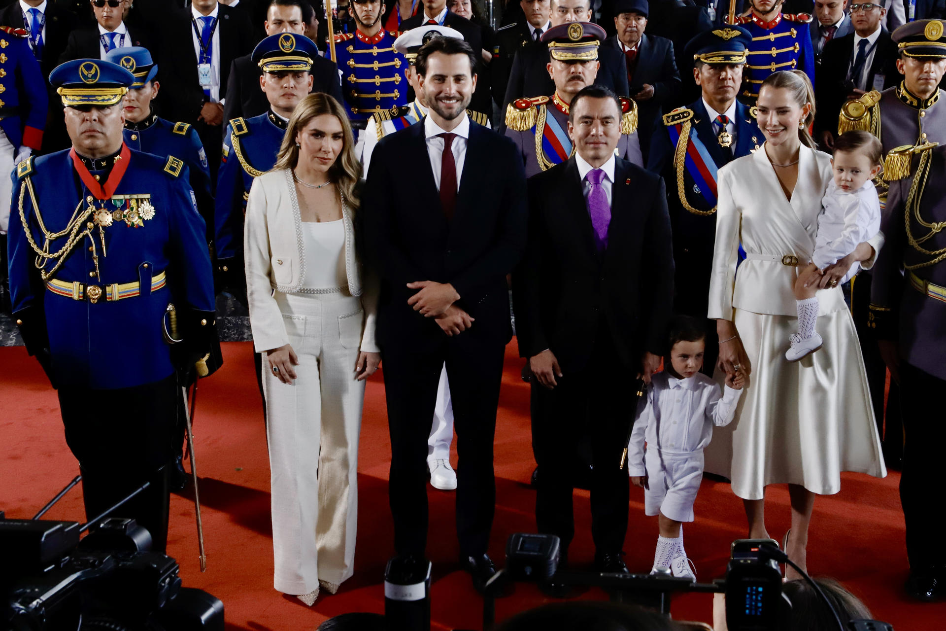 El presidente de Ecuador, Daniel Noboa (2-d), junto al presidente de la Asamblea Nacional, Niels Olsen (2-i), este sábado, en la Asamblea Nacional (Parlamento) en Quito (Ecuador). EFE/ Gianna Benalcazar