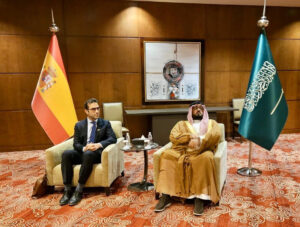 El ministro de Economía, Comercio y Empresa español, Carlos Cuerpo (i), junto a su homólogo saudí, Faisal bin Fadel Al-Ibrahi, durante la reunión celebrada en el marco del Foro Empresarial Arabia Saudí - España, este jueves en Riad. EFE/ Carlos Cuerpo Vía X - SOLO USO EDITORIAL/SOLO DISPONIBLE PARA ILUSTRAR LA NOTICIA QUE ACOMPAÑA (CRÉDITO OBLIGATORIO) -