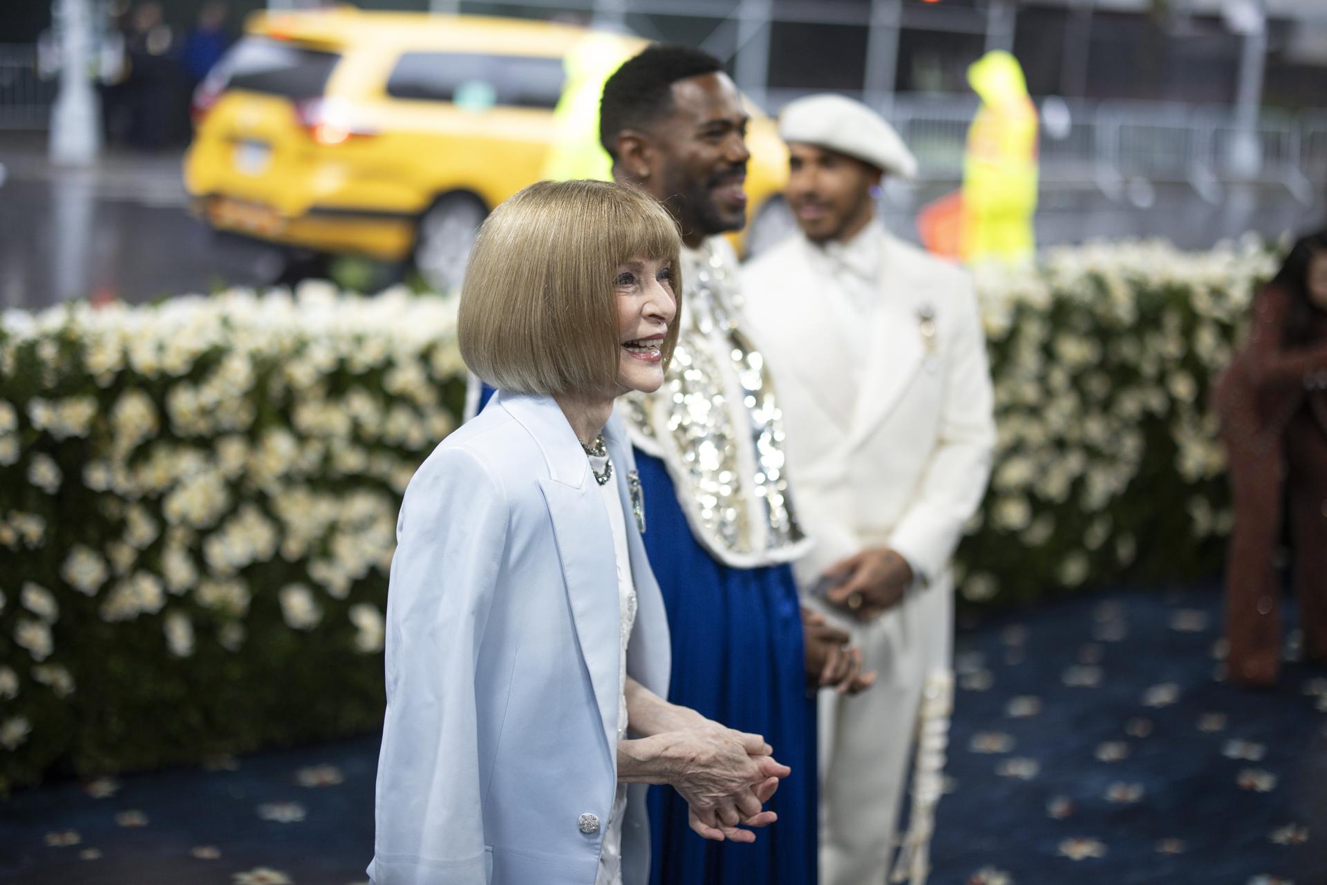 Anna Wintour (L), Colman Domingo (C) y Lewis Hamilton en la Met Gala en York, el 5 de mayo de 2025. EFE/JUSTIN LANE