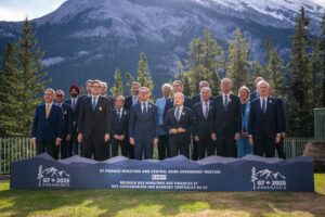 Fotografía publicada por el ministro de Finanzas de Canadá, François-Philippe Champagne, en su cuenta oficial de la red social X (@FP_Champagne), donde aparecen los ministros de Finanzas y gobernadores de los bancos centrales del G7 posando en Banff, provincia de Alberta (Canadá). EFE/@FP_Champagne