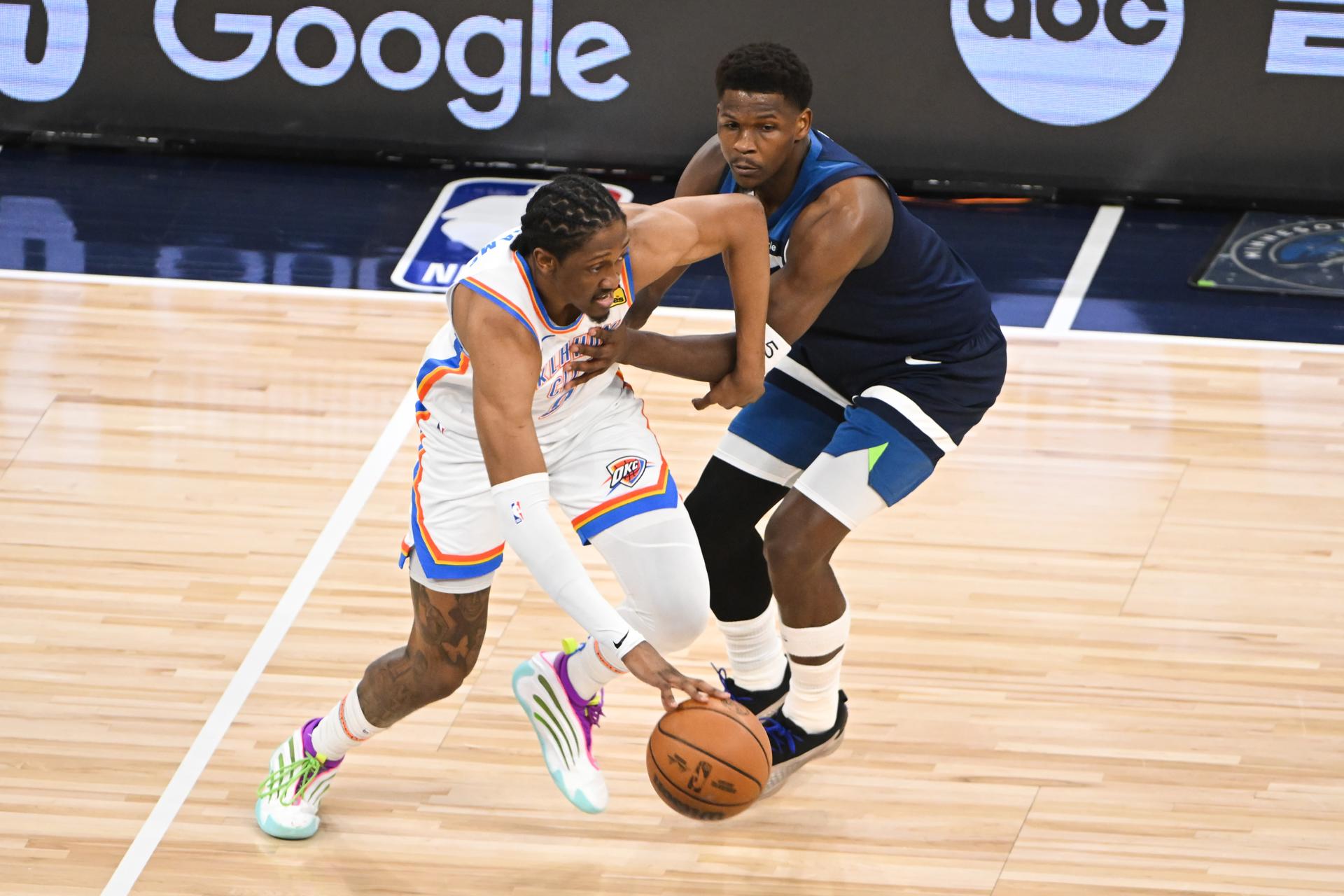 Jalen Williams (i), de los Thunder, se quita la marca de Anthony Edwards, de los Timberwolves en el Target Center en Minneapolis. EFE/EPA/CRAIG LASSIG
