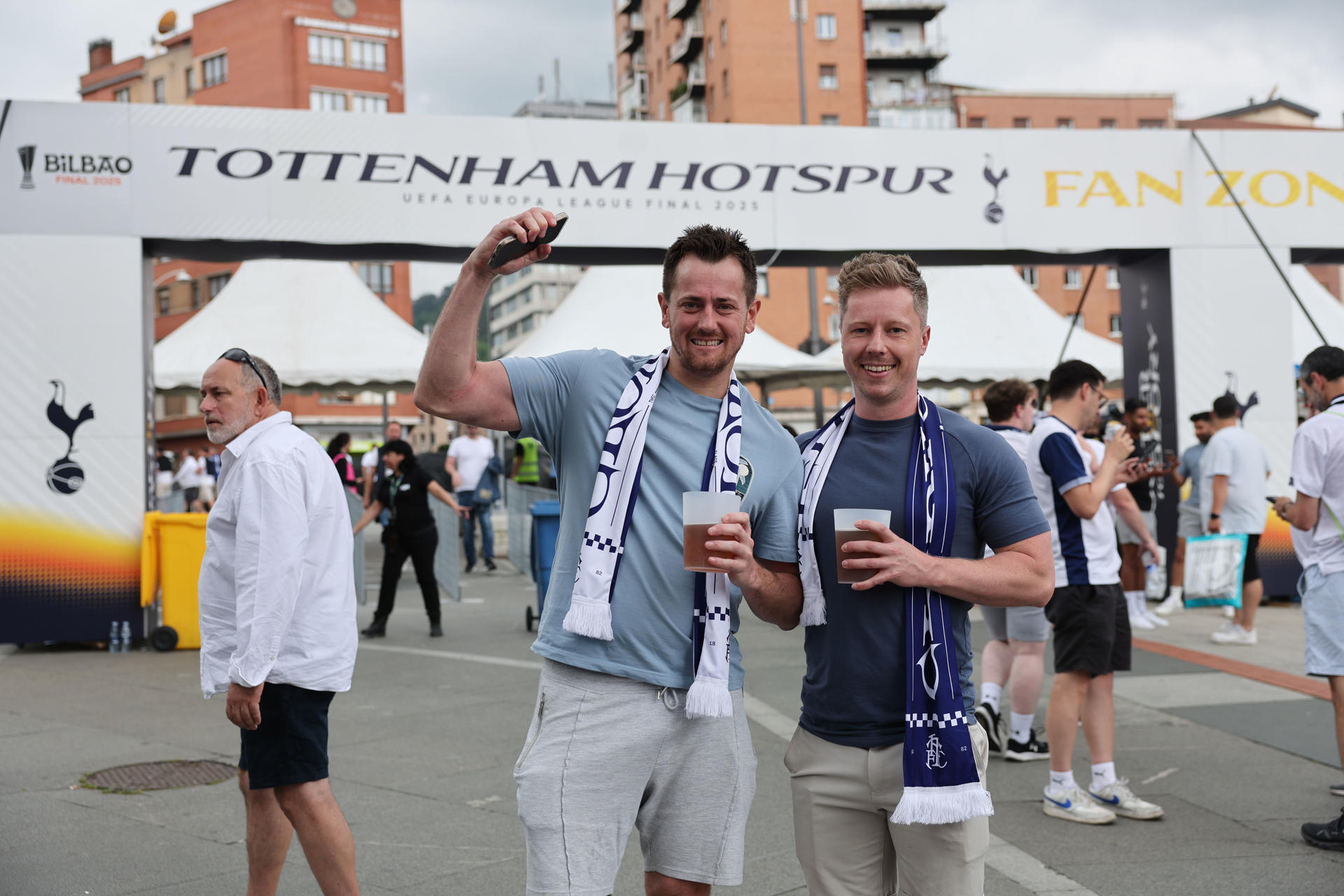 Aficionados del Tottenham se divierten en la Fan Festival Zone, ubicada en el Arenal de Bilbao, a pocas horas de la final de la Europa League que este miércoles enfrentará a ambos equipos en el estadio de San Mamés. EFE/ Luis Tejido