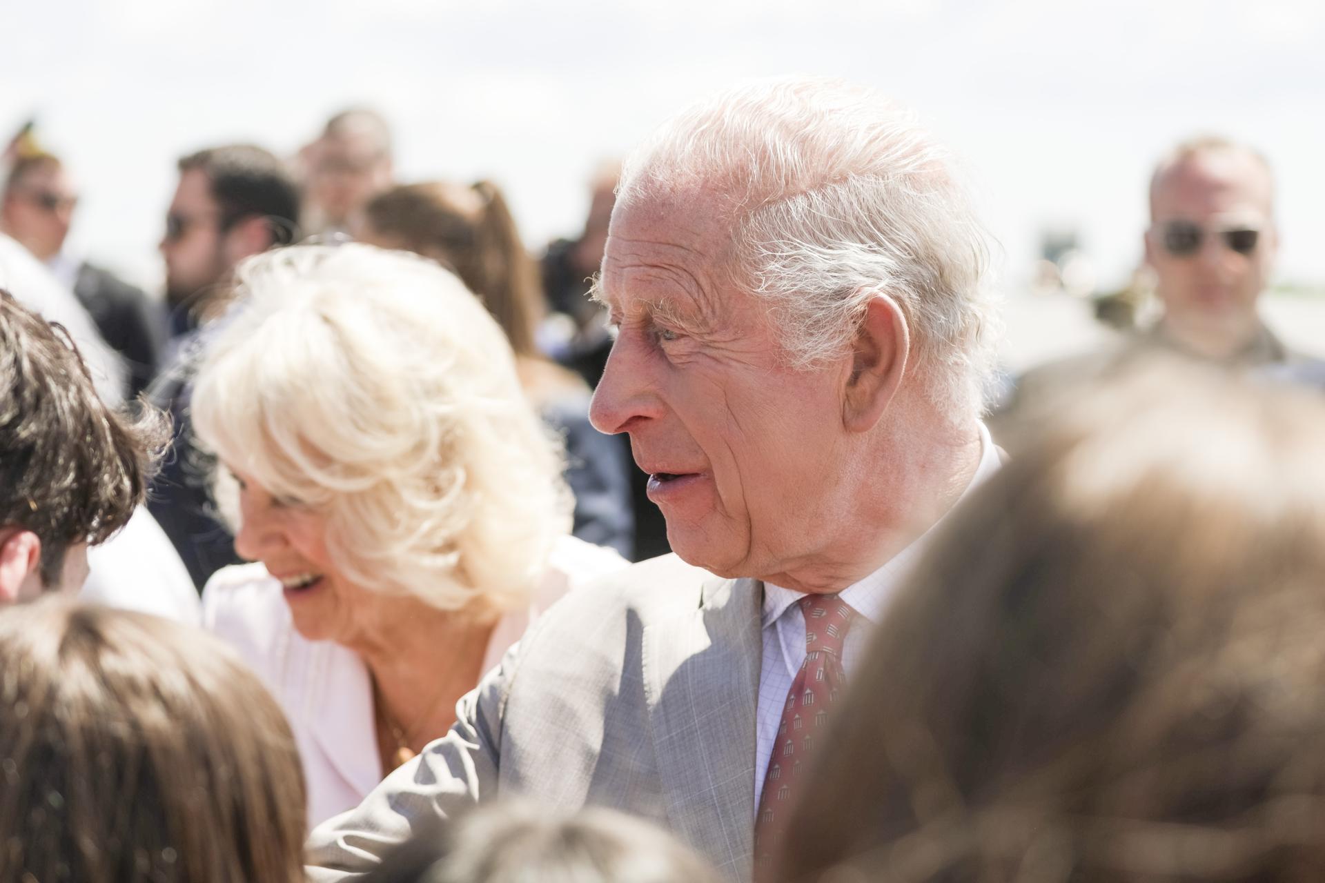 El rey Carlos III de Gran Bretaña (d) y la reina Camila son recibidos a su llegada al Aeropuerto Internacional Macdonald-Cartier de Ottawa, Canadá, para una visita de Estado, este 26 de mayo de 2025. EFE/EPA/ERIC REID
//////////
OTTAWA (Canada), 26/05/2025.- Britain’s King Charles III (R) and Queen Camilla (L) are greeted as they arrive for a state visit at Ottawa MacDonald-Cartier International Airport in Ottawa, Canada, 26 May 2025. King Charles has been invited by Canadian Prime Mister Mark Carney to open the 45th Canadian parliament on 27 May 2025. EFE/EPA/ERIC REID