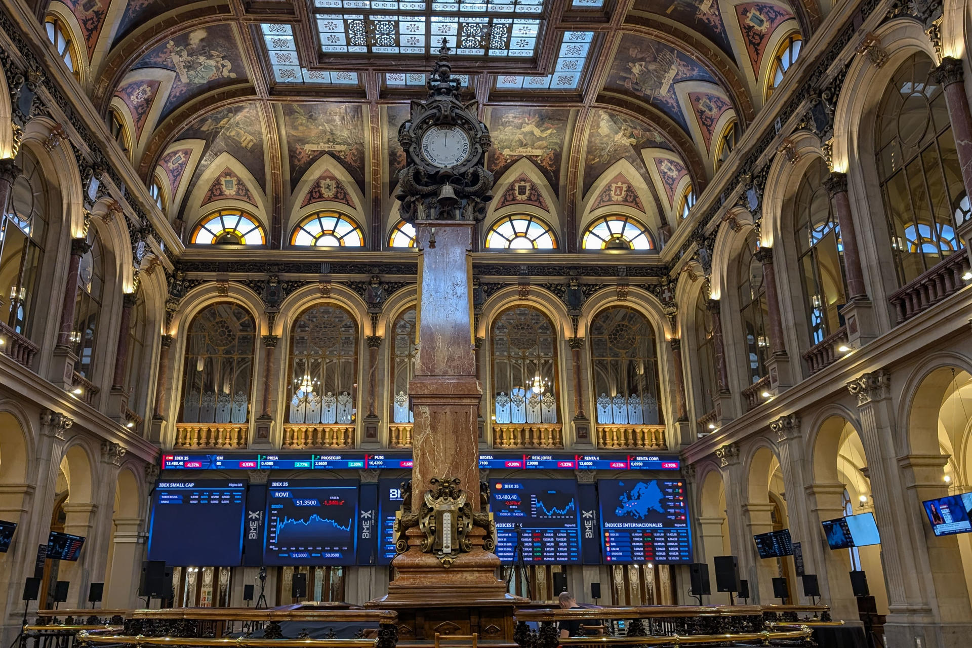La Bolsa española ha bajado el 0,37 % este miércoles y ha perdido el nivel de 13.500 puntos, hasta situarse en los 13.480,4 enteros, afectada por la caída de Inditex y de las plazas europeas. EFE/ Vega Alonso