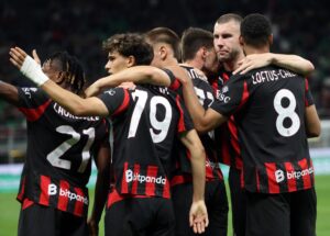 Matteo Gabbia celebra el 1-0 con sus compañeros durante el partido de fútbol de la Serie A italiana entre su equipo y el Monza. EFE/EPA/MATTEO BAZZI