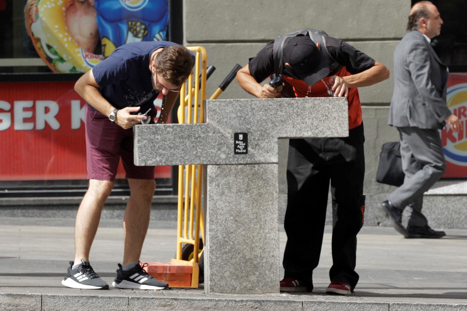 Refrescarse en una terraza, beber agua, permanecer a la sombra, son algunas de las medidas que los a tomar para combatir las altas temperaturas. EFE/ Marcel Guinot/Archivo