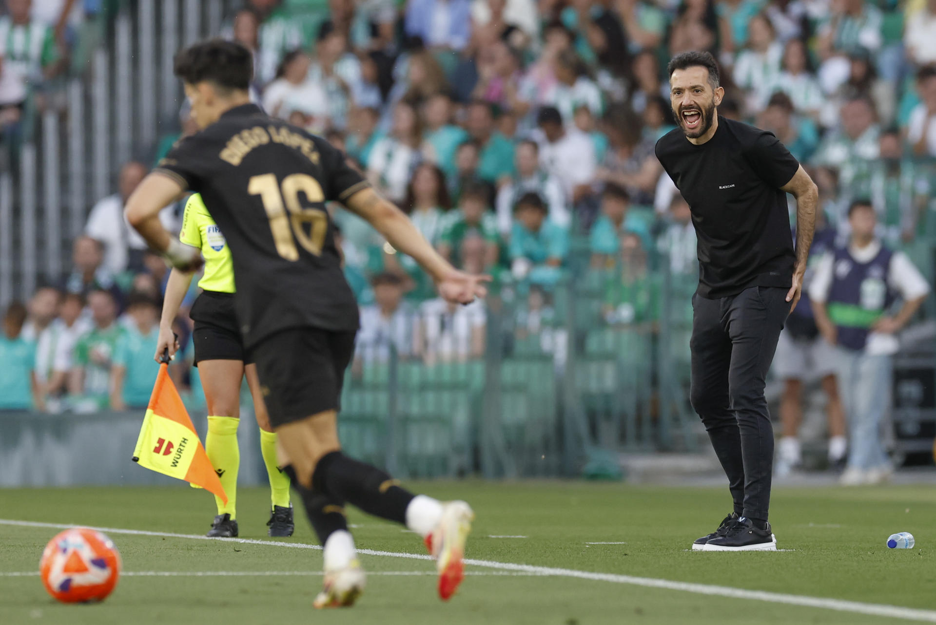 El entrenador del Valencia, Carlos Corberán, durante el partido de la última jornada de LaLiga ante el Betis, en el estadio Benito Villamarín. EFE/Julio Muñoz