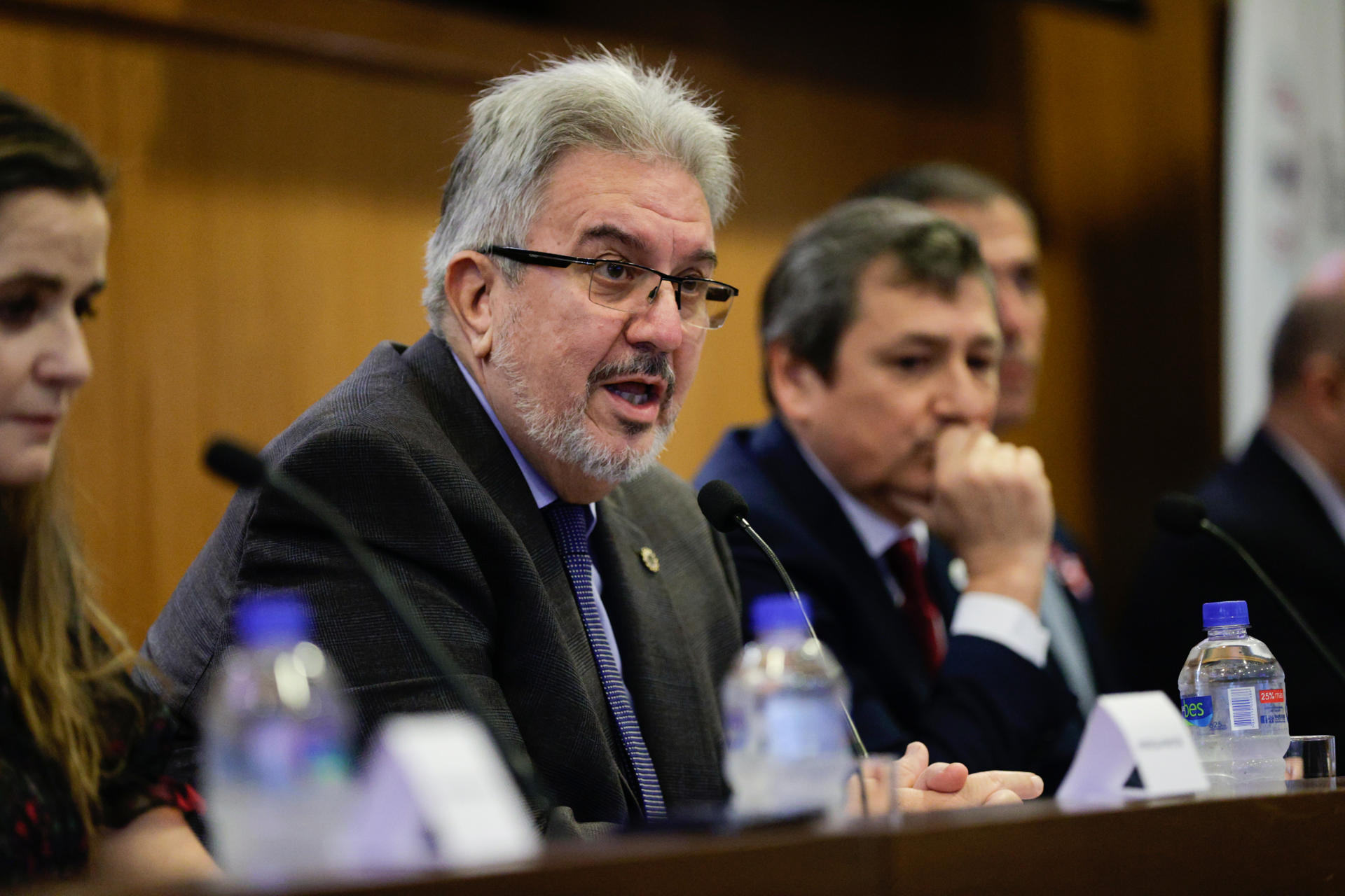 El presidente de la Unión Industrial Paraguaya, Enrique Duarte, habla durante la apertura del Foro Internacional Innovación e Inteligencia Artificial este martes, en Asunción (Paraguay). EFE/ Juan Pablo Pino