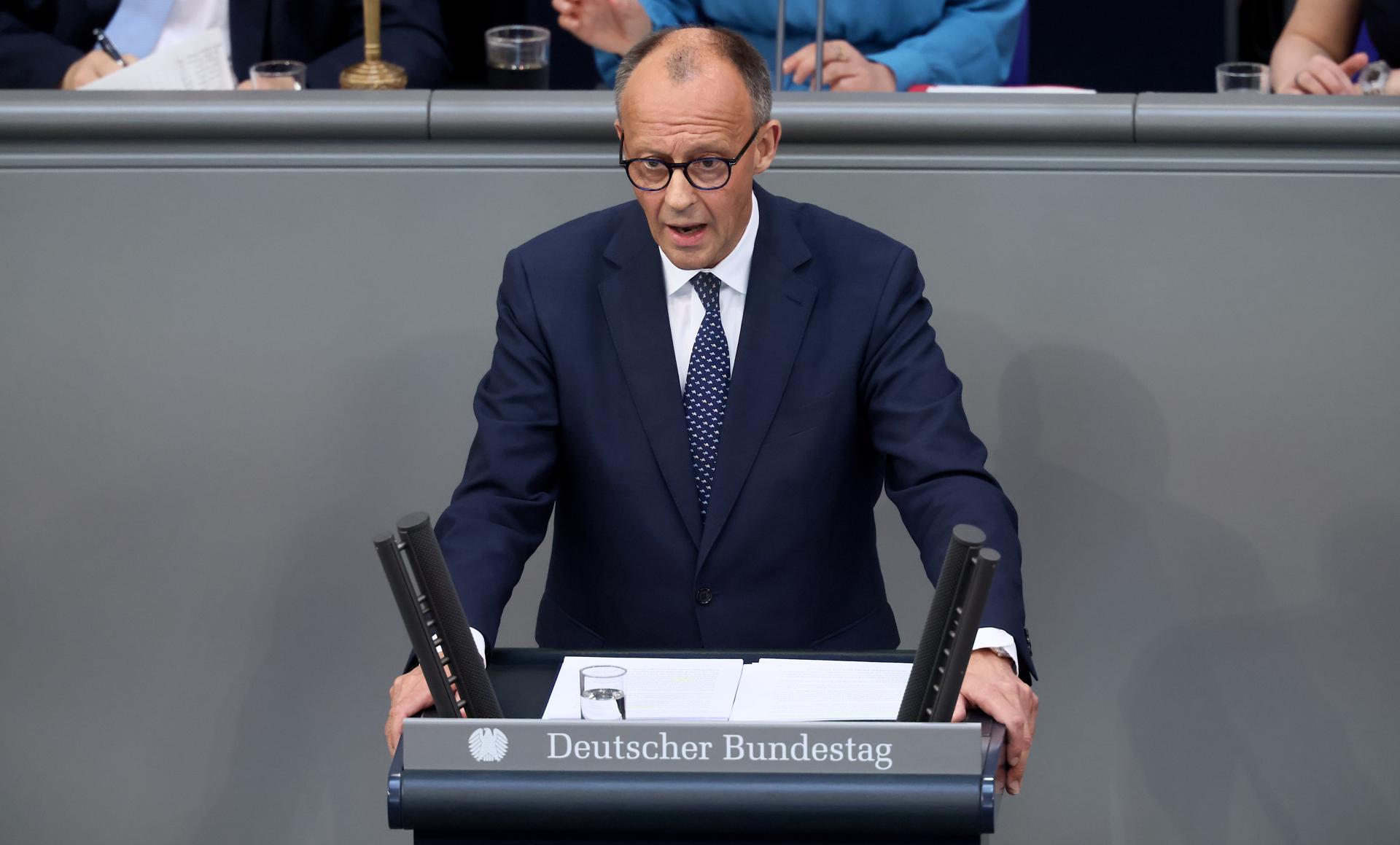 El canciller alemán, Friedrich Merz, pronuncia una declaración gubernamental durante una sesión del Parlamento alemán, en Berlín, el 14 de mayo de 2025.EFE/EPA/HANNIBAL HANSCHKE