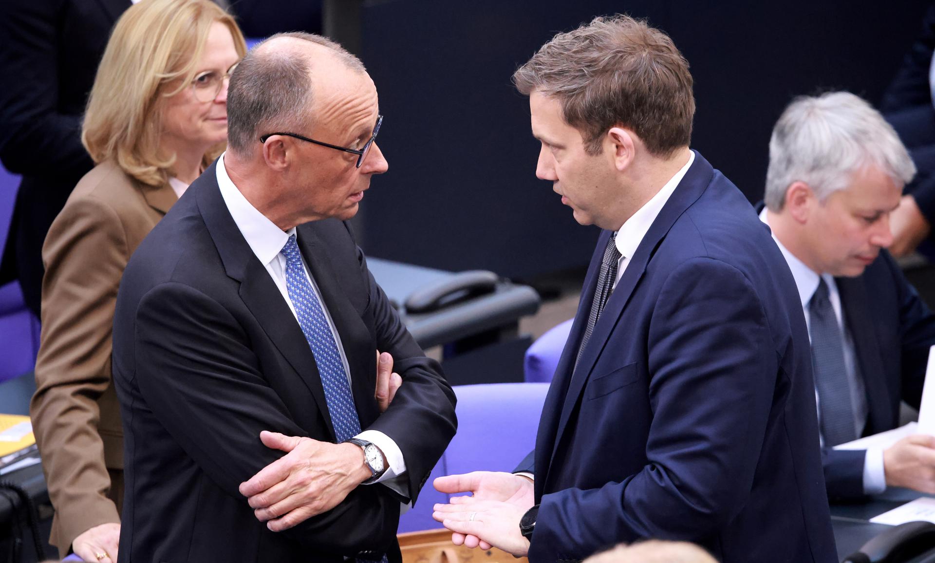 El canciller alemán designado Friedrich Merz (I) y el ministro de Finanzas alemán designado y copresidente del Partido Socialdemócrata (SPD) Lars Klingbeil (D) antes de la segunda ronda de votación en el Bundestag en Berlín, Alemania, 06 de mayo de 2025. Se espera que el nuevo gobierno alemán se forme entre los partidos de la Unión de la Unión Demócrata Cristiana (CDU) y la Unión Social Cristiana (CSU) y el socio de coalición Partido Socialdemócrata (SPD). (Alemania) EFE/EPA/CLEMENS BILAN