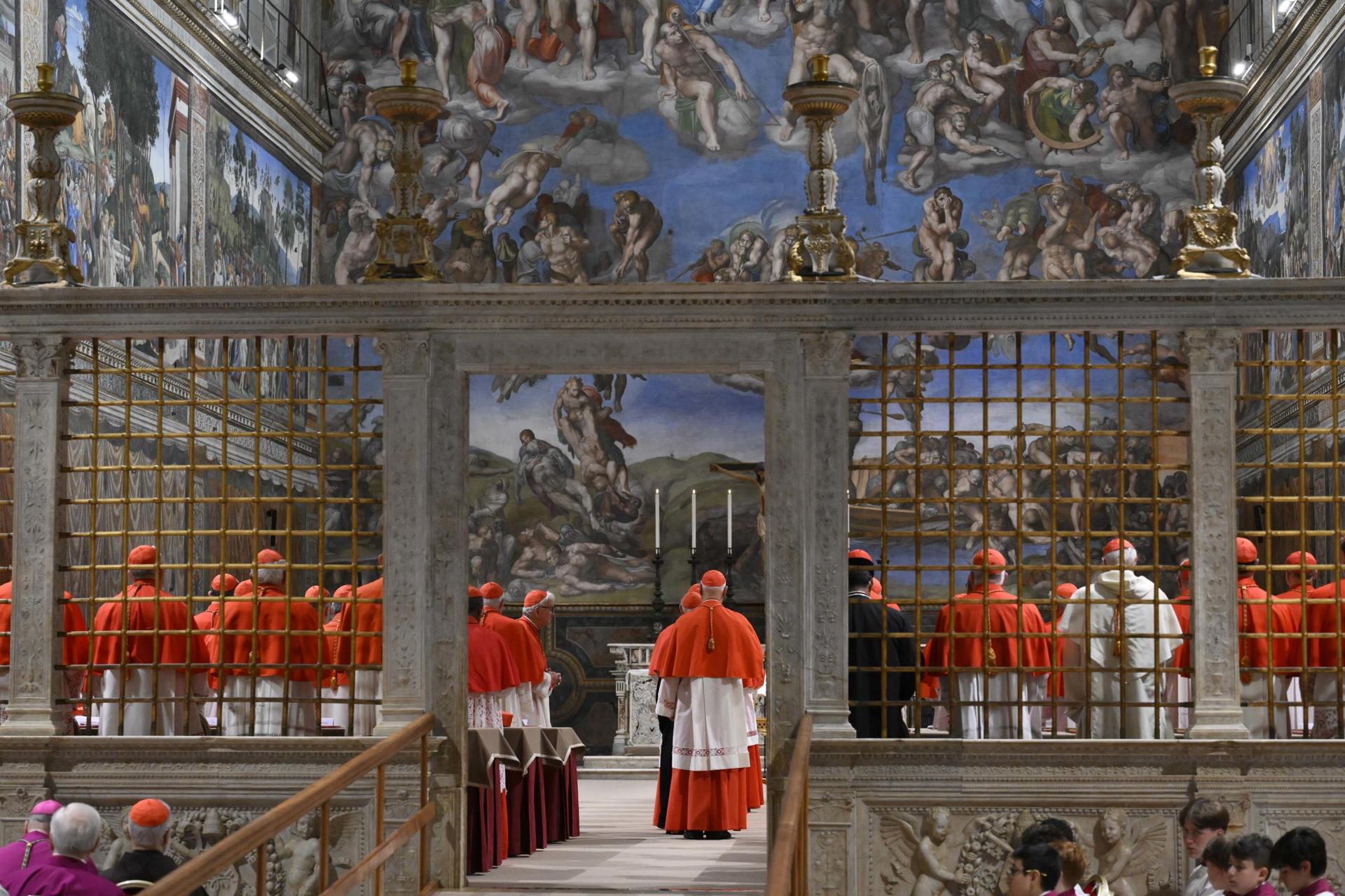Cardenales se reúnen antes del inicio del cónclave para elegir un nuevo Papa en la capilla Sixtina en la Ciudad del Vaticano, 07 de mayo de 2025. (Papa) EFE/EPA/VATICAN MEDIA HANDOUT HANDOUT SOLO PARA USO EDITORIAL/SIN VENTAS ```