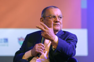 El escritor salvadoreño Horacio Castellanos Moya habla durante un encuentro literario en el Festival Centroamérica Cuenta en Ciudad de Guatemala (Guatemala). EFE/ Mariano Macz