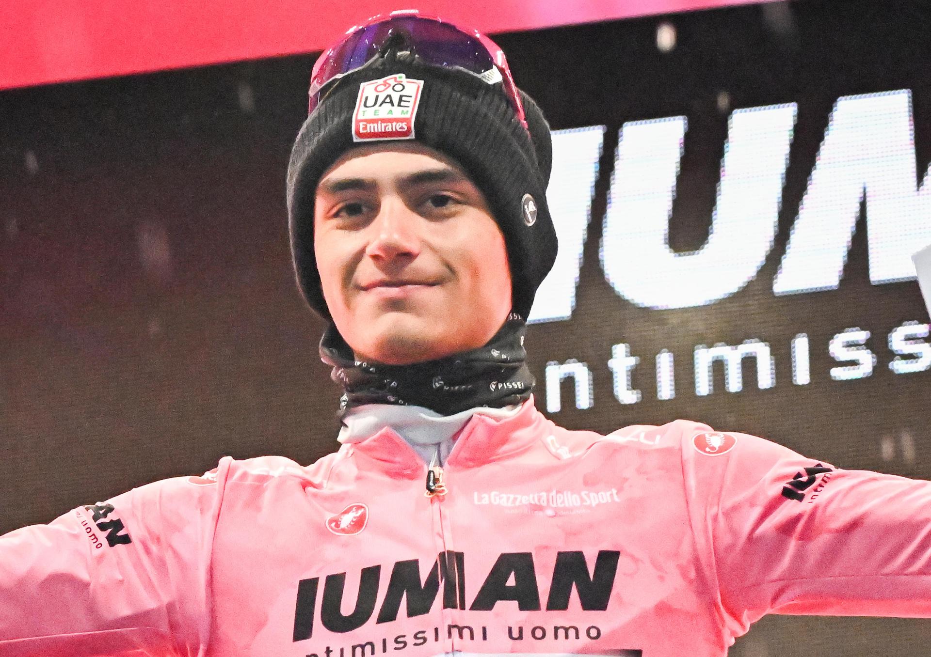 El mexicano Isaac del Toro (UAE) retuvo la maglia rosa de líder. EFE/EPA/LUCA ZENNARO