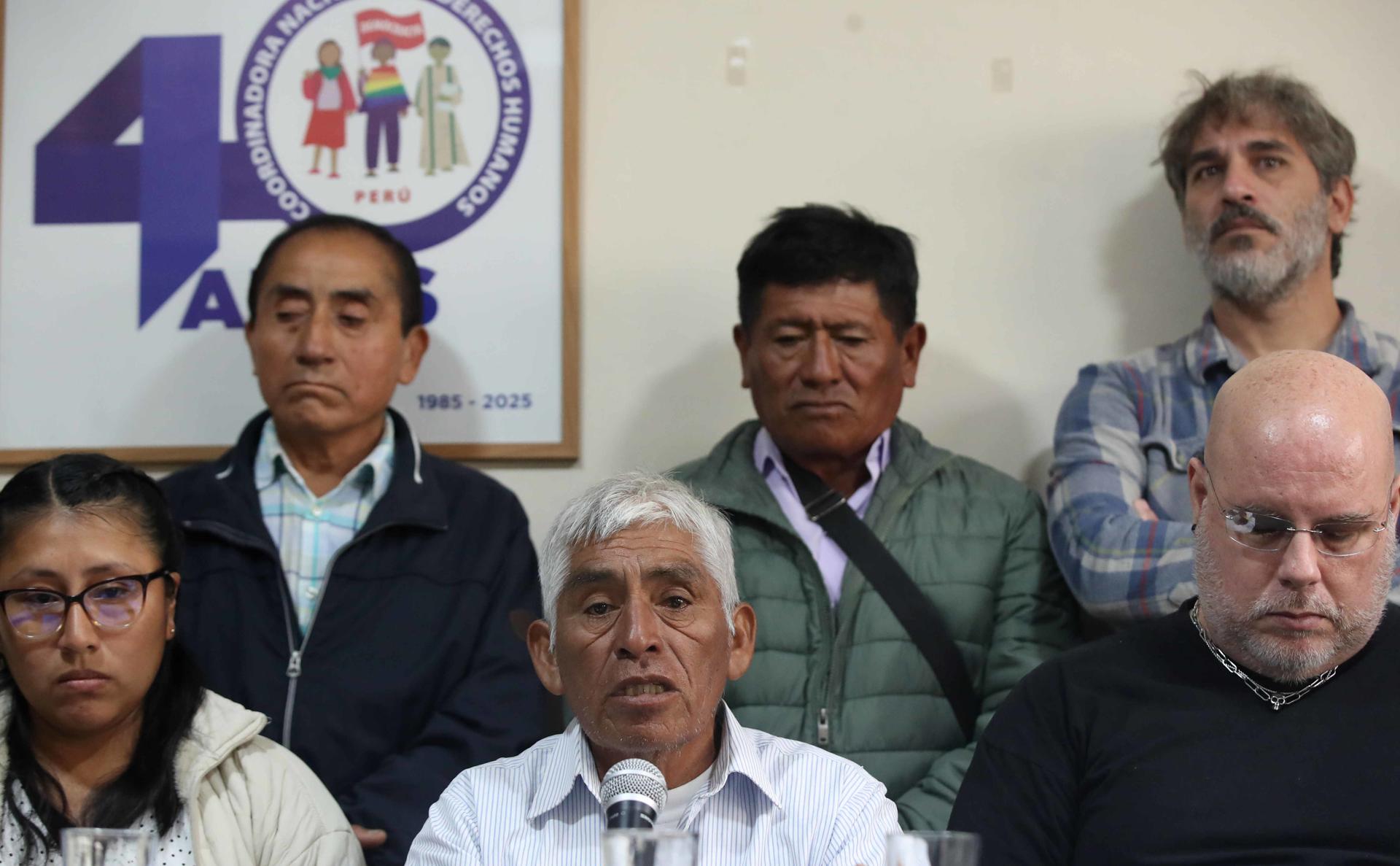 Marcelino Ynga, representante de los comuneros de Catacaos, habla durante una rueda de prensa en Lima (Perú). EFE/ Paolo Aguilar