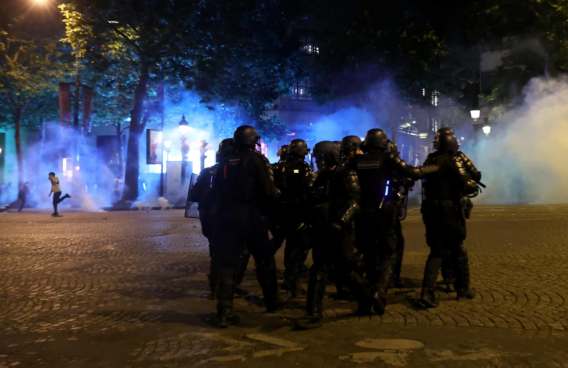 French police in action as fans of PSG celebrate after their team won the UEFA Champions League final between Paris Saint-Germain and Internazionale Milano, Paris, France, 31 May 2025. (Liga de Campeones, Francia) EFE/EPA/CHRISTOPHE PETIT TESSON