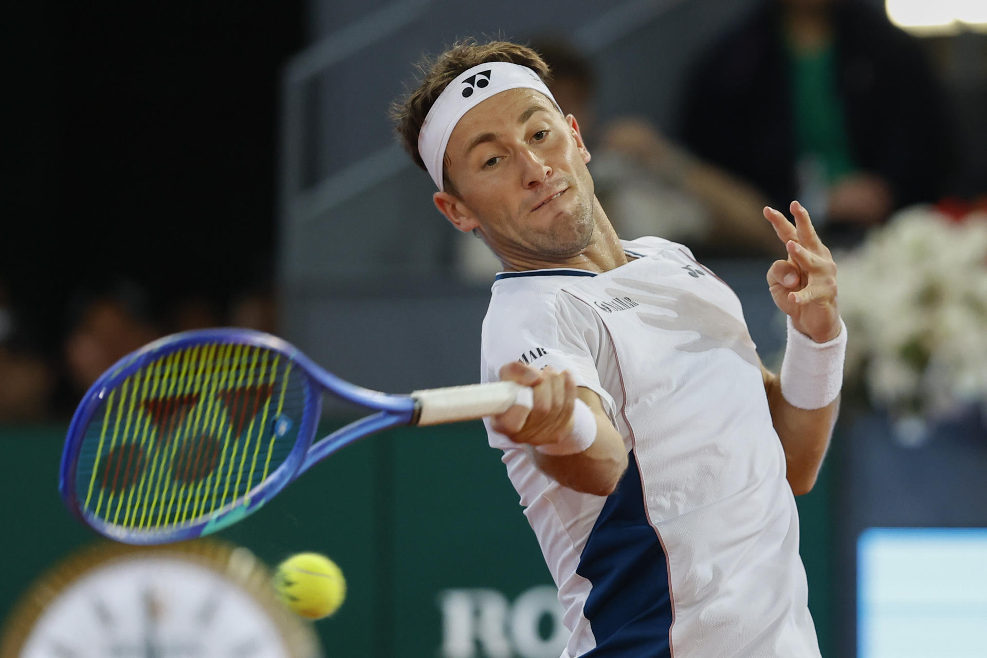 El tenista noruego Casper Ruud ante el argentino Francisco Cerúndolo durante el partido de semifinales individual masculino del Mutua Madrid Open que disputan este viernes, en las instalaciones de la Caja Mágica en Madrid. EFE/ Chema Moya